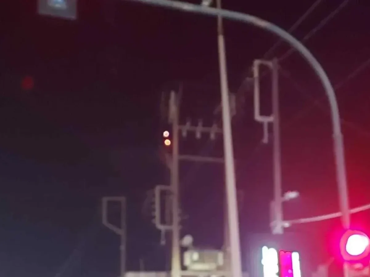 Πάτρα: Φωτιά σε κολόνα έριξε στο σκοτάδι τα Μποζαΐτικα