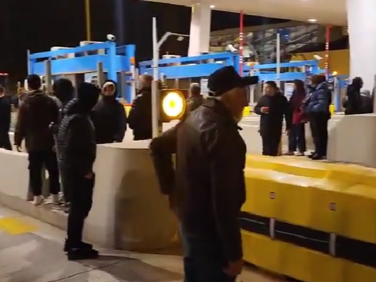 Πάτρα: Οι αγρότες άνοιξαν τα διόδια της Γέφυρας