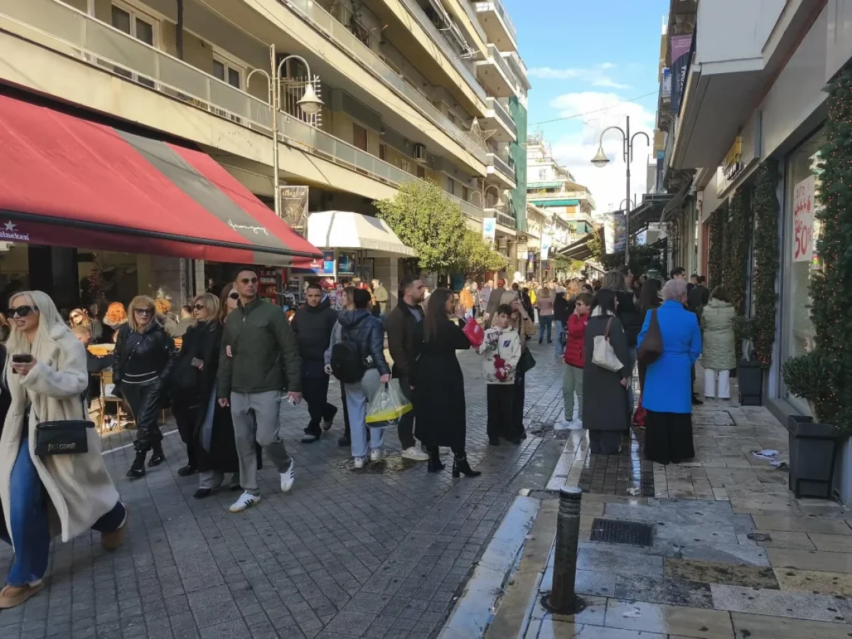 Πάτρα: Οι πολίτες γέμισαν το κέντρο για τα τελευταία ψώνια