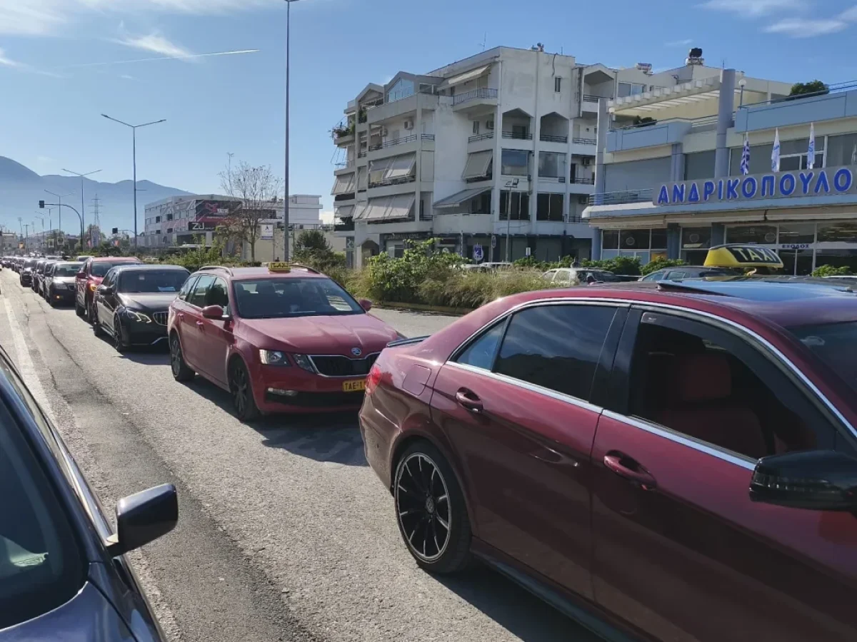 Πάτρα: Οι ταξιτζήδες ήταν οι κερδισμένοι των γιορτών – Τα νέα πρόστιμα του ΚΟΚ έφεραν πελατεία