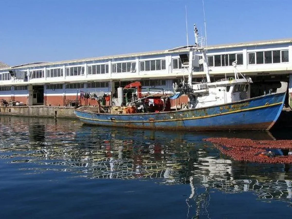 Πάτρα: Ημιβύθιση αλιευτικού σκάφους στην Ιχθυόσκαλα