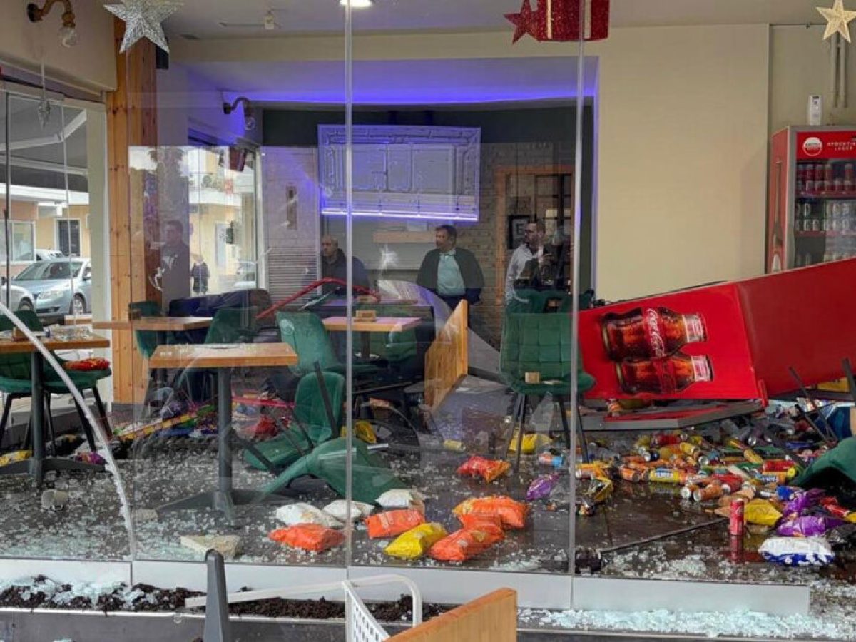 Πάτρα: Καταστροφές σε κατάστημα μετά τον θάνατο του 30χρονου (φωτο)