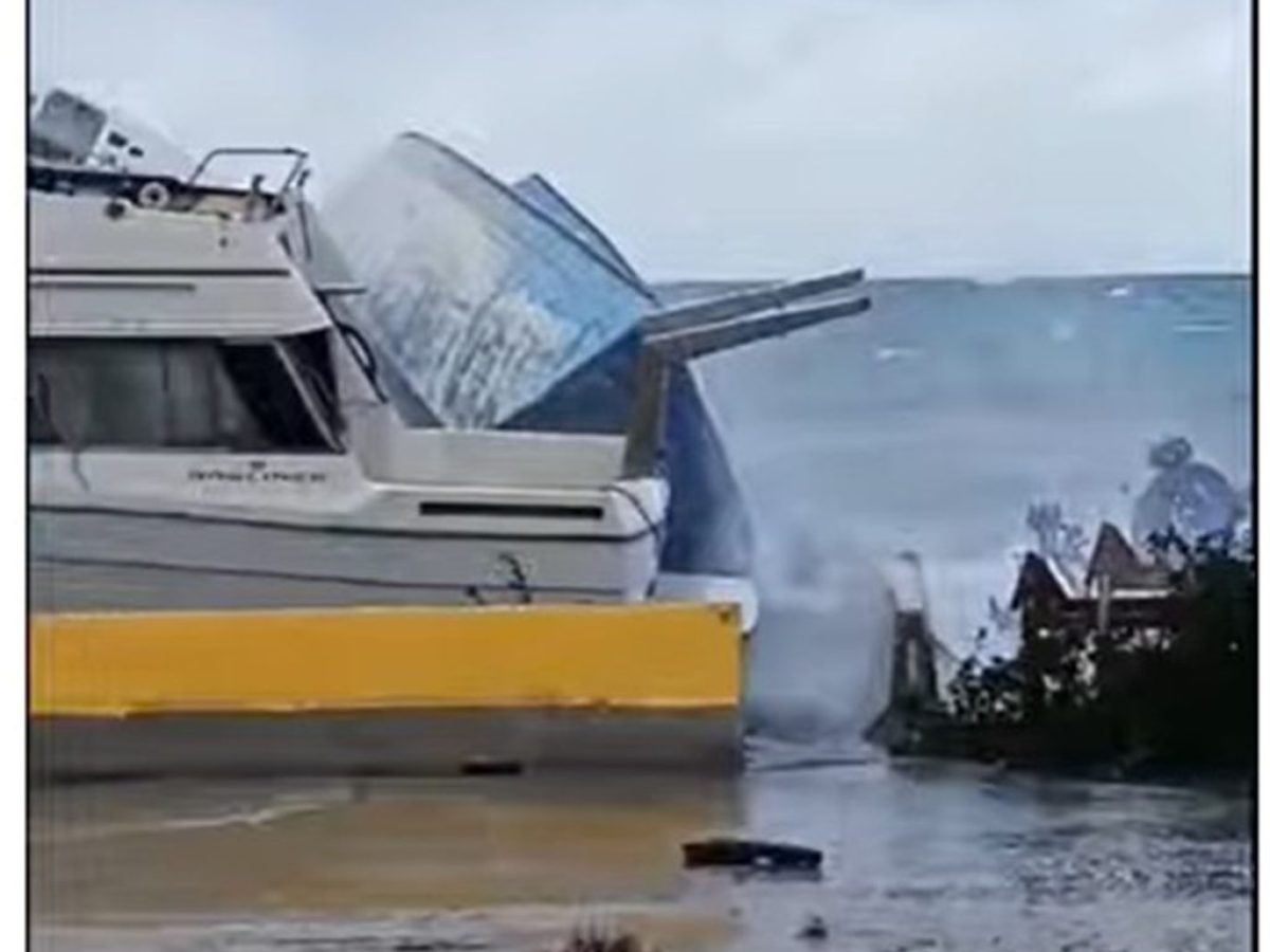 Πάτρα: Πλημμυρισμένοι δρόμοι,  θυελλώδεις άνεμοι και αναποδογυρισμένα σκάφη (video)