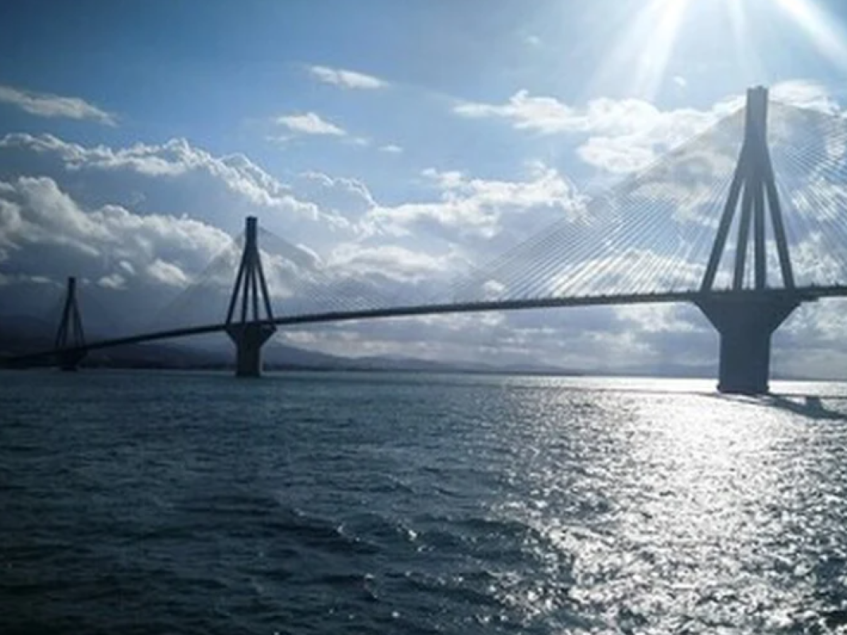 Πάτρα: Συναγερμός για 53χρονο που αποπειράθηκε να πηδήξει από τη γέφυρα Ρίου – Αντιρρίου