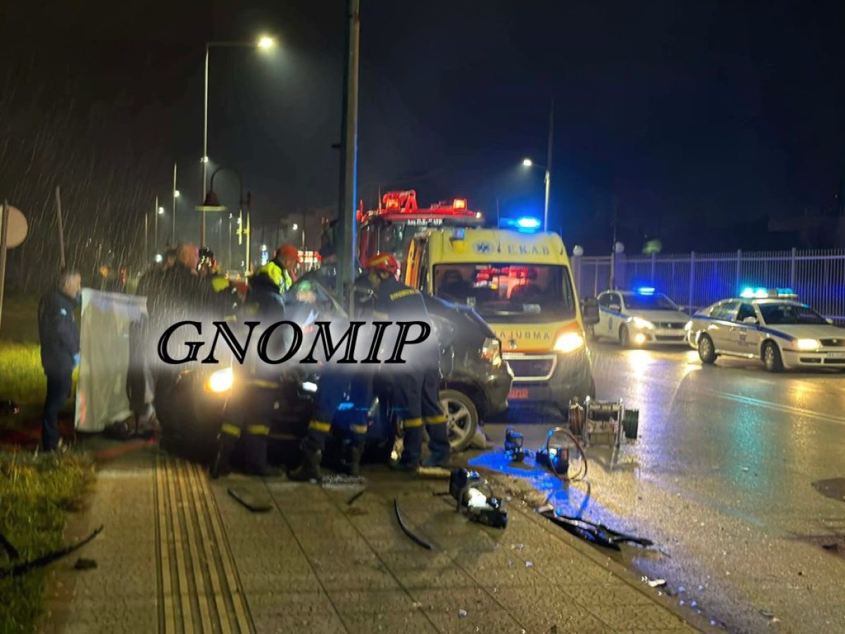 Πάτρα: Σοκαριστικο θανατηφόρο στην Παραλία – Δύο νέα παιδιά άφησαν την τελευταία τους πνοή στην άσφαλτο – Το ΙΧ καρφώθηκε σε στύλο (ΦΩΤΟ)