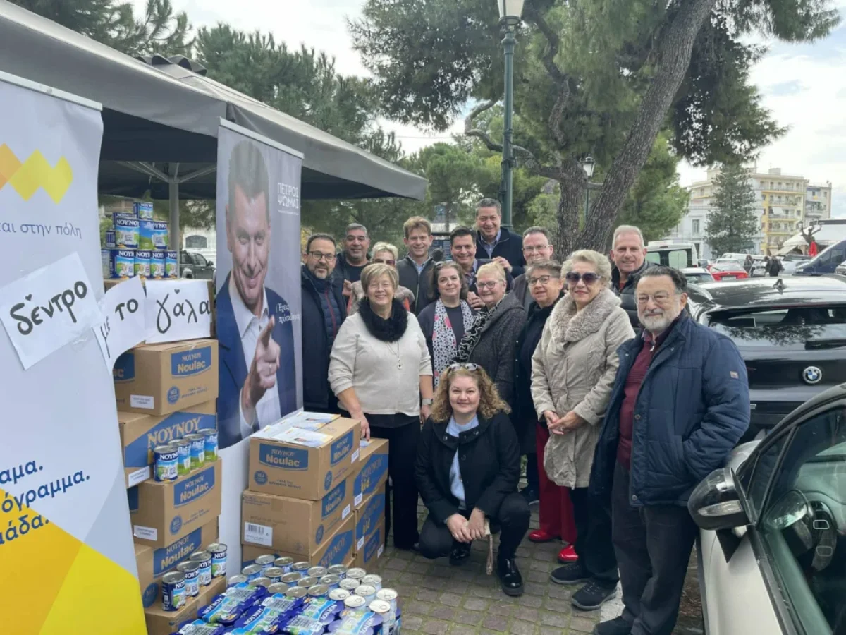 Πάτρα: Το σπιράλ έστησε και φέτος «το δέντρο με το γάλα» ΦΩΤΟ