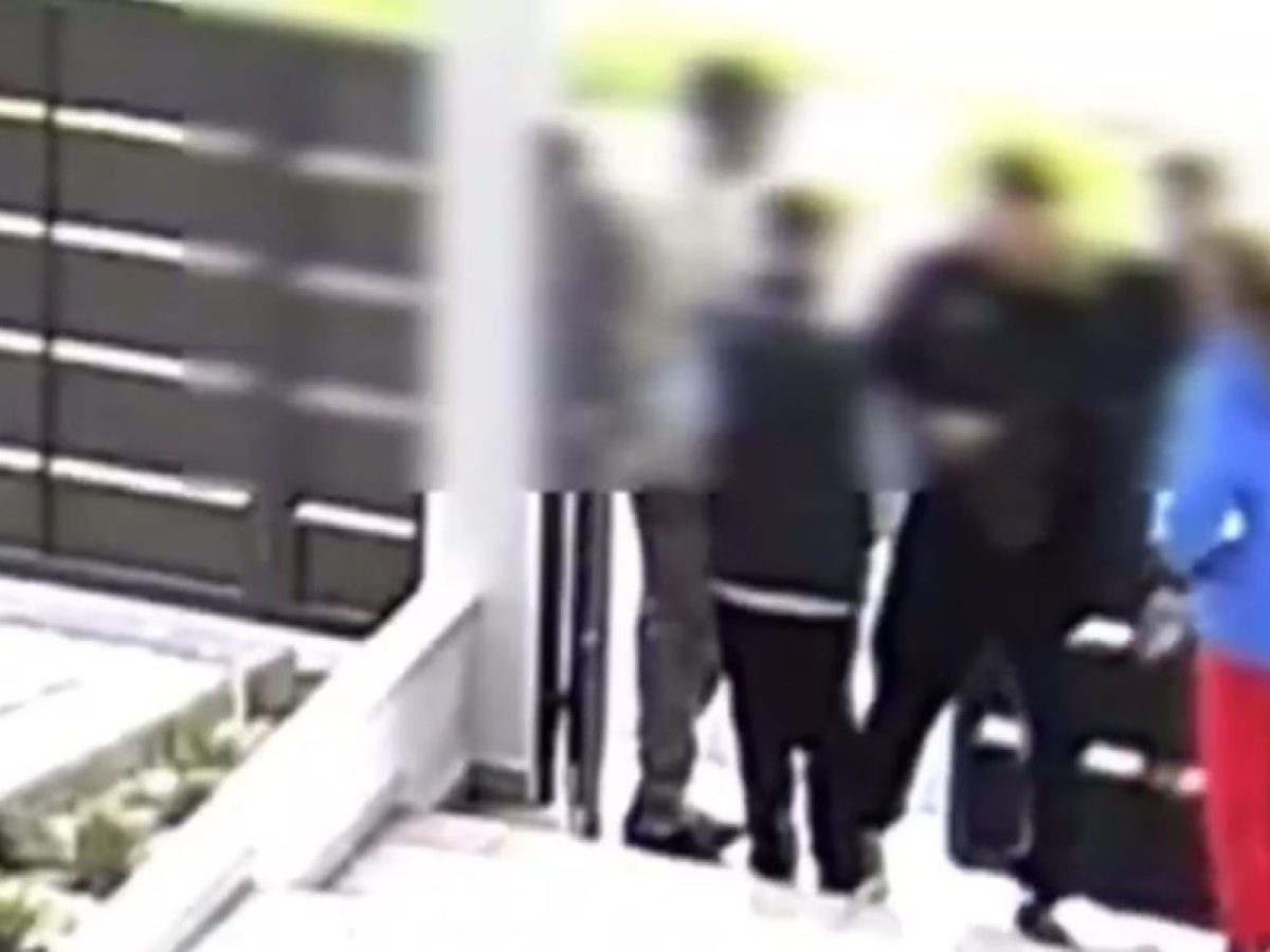 Πάτρα: «Βούτηξαν» τα χρήματα από παιδιά που έλεγαν τα κάλαντα – Βίντεο ντοκουμέντο