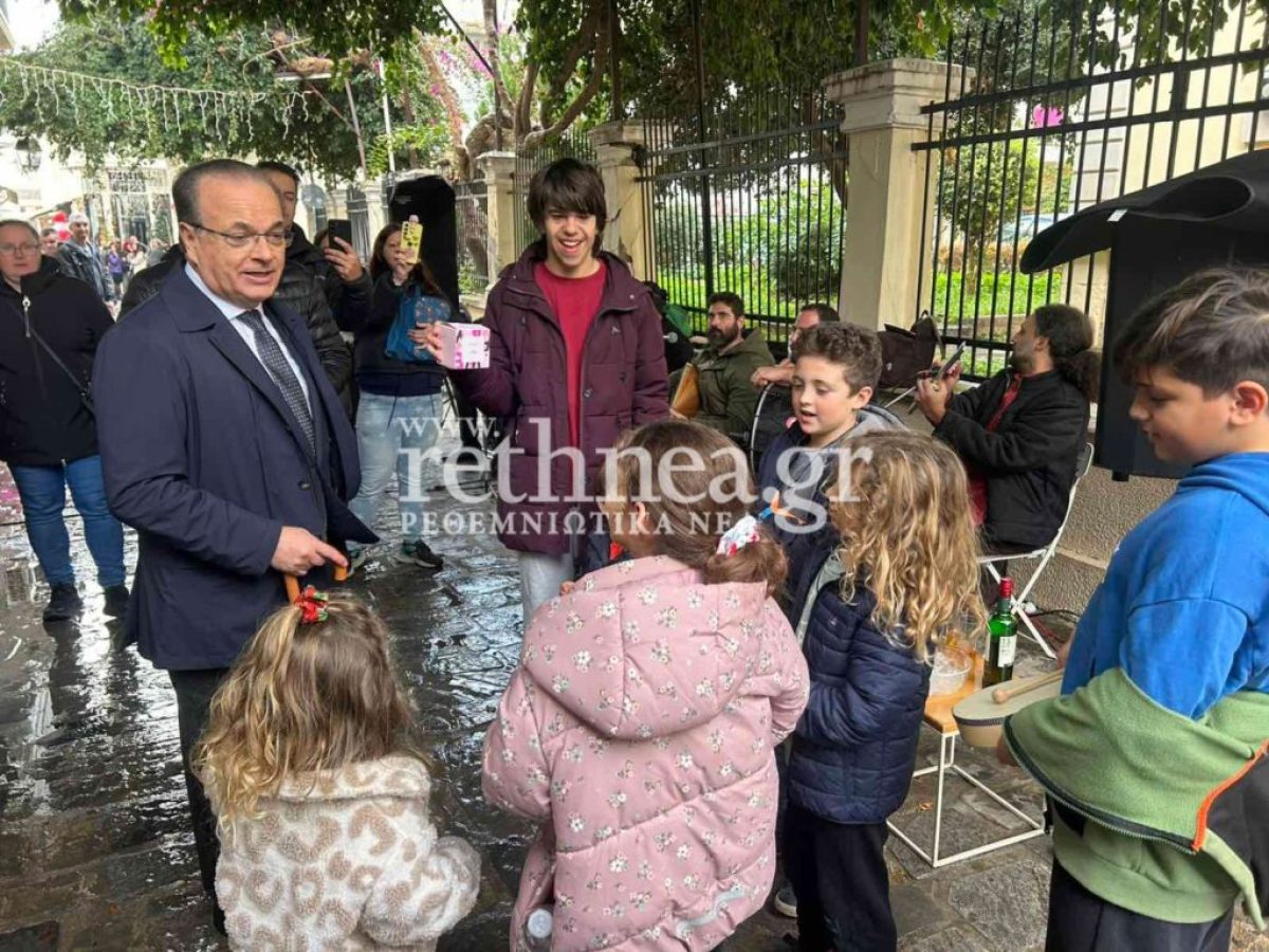Παιδιά ψάλλουν τα κάλαντα στον Δήμαρχο Ρεθύμνης
