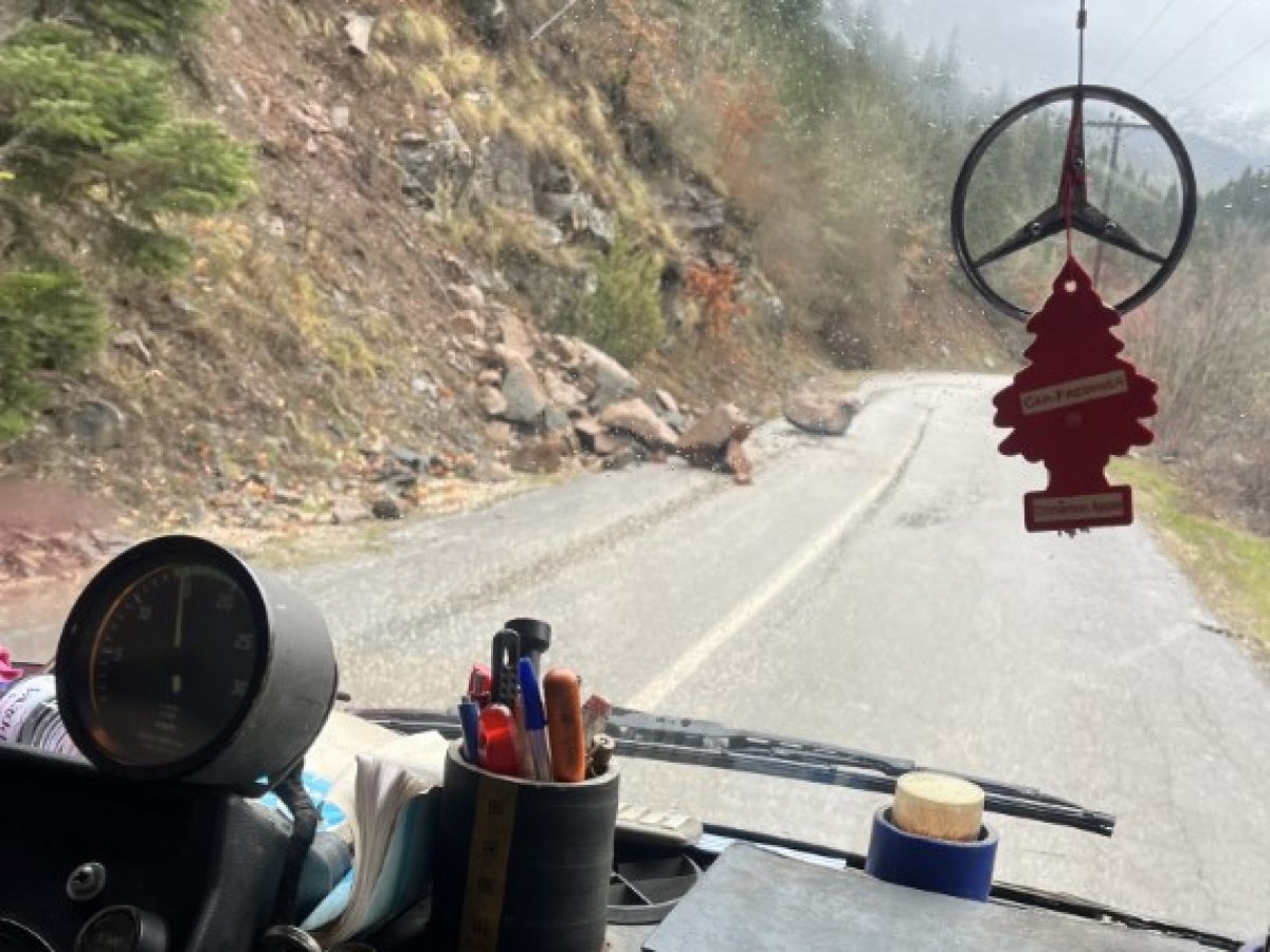 Περιπέτεια για επισκέπτες στα ορεινά των Τρικάλων, λόγω κατολισθήσεων (φώτο)