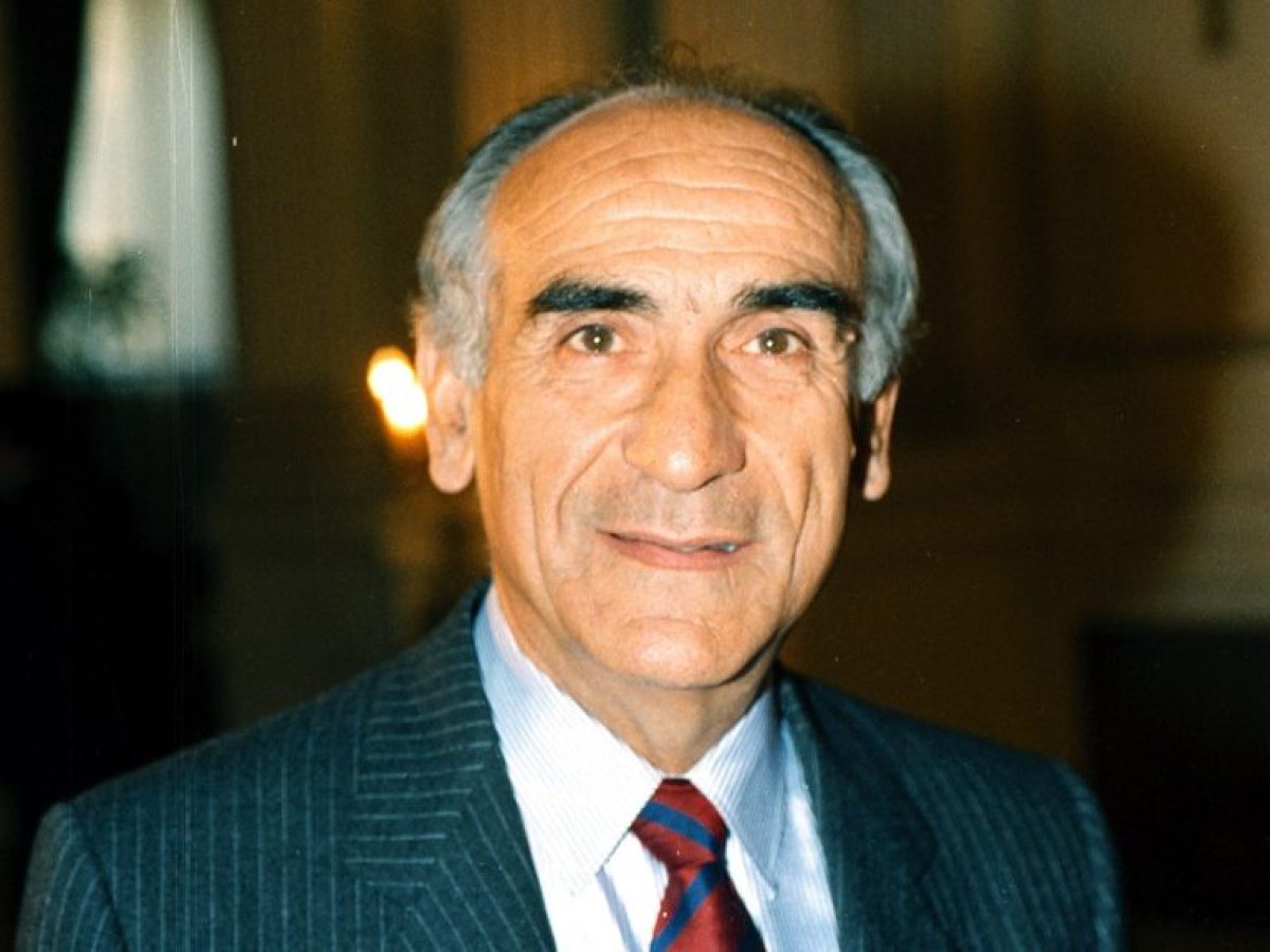 &Pi;έ&theta;&alpha;&nu;&epsilon; &omicron; &Alpha;&lambda;έ&xi;&alpha;&nu;&delta;&rho;&omicron;&sigmaf; &Pi;&alpha;&pi;&alpha;&delta;ό&gamma;&gamma;&omicron;&nu;&alpha;&sigmaf;, &alpha;&nu;&tau;&iota;&nu;&alpha;ύ&alpha;&rho;&chi;&omicron;&sigmaf; &kappa;&alpha;&iota; &pi;&rho;ώ&eta;&nu; &upsilon;&pi;&omicron;&upsilon;&rho;&gamma;ό&sigmaf; &tau;&eta;&sigmaf; &Nu;έ&alpha;&sigmaf; &Delta;&eta;&mu;&omicron;&kappa;&rho;&alpha;&tau;ί&alpha;&sigmaf;
