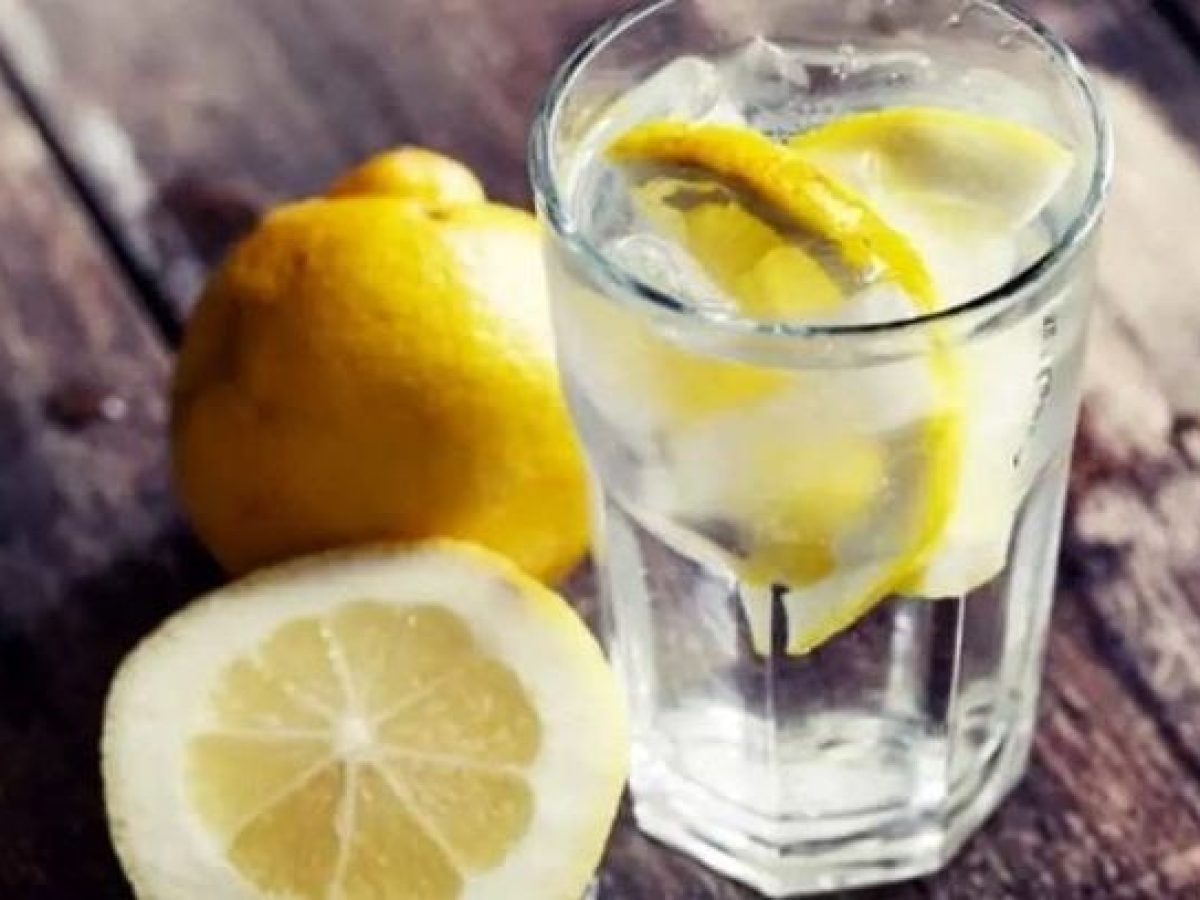 Πίνετε νερό με λεμόνι κάθε πρωί -Τι θα συμβεί στο σώμα μας