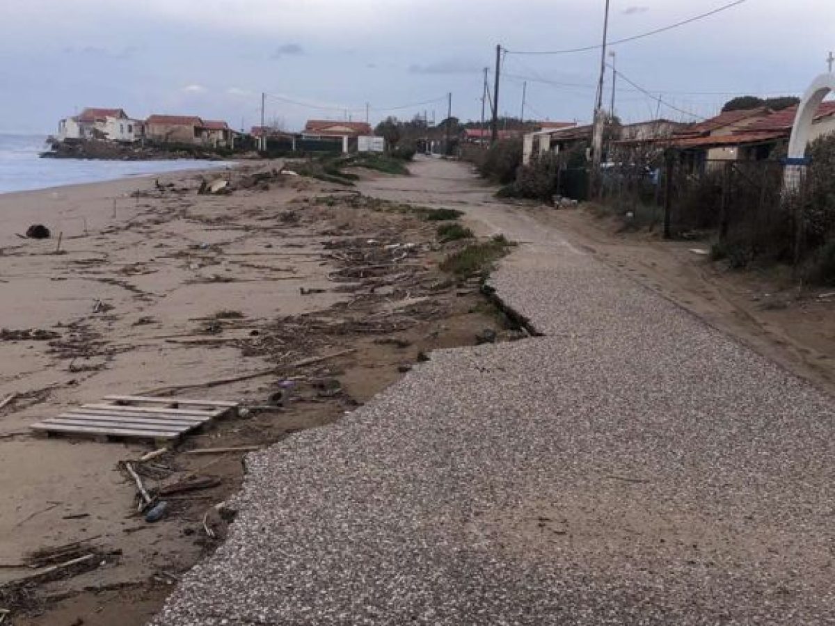 ΠΥΡΓΟΣ: Η θάλασσα “κατάπιε” το δρόμο στην Μούτελη – Έκτακτη Συνεδρίαση του ΤΕΣΣΟΠ