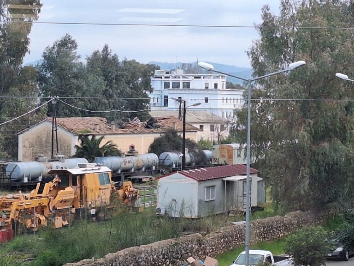 ΠΥΡΓΟΣ: Καταρρέουν τα ιστορικά κτίρια του ΟΣΕ! Σε άθλια κατάσταση ο περιβάλλων χώρος – Πλήρης εγκατάλειψη