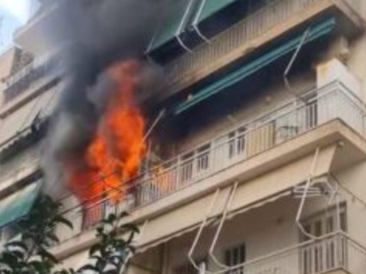 Πυρκαγιά σε διαμέρισμα στη Νέα Σμύρνη – Επιχείρηση απεγκλωβισμού ενοίκου από την ταράτσα (VIDEO)