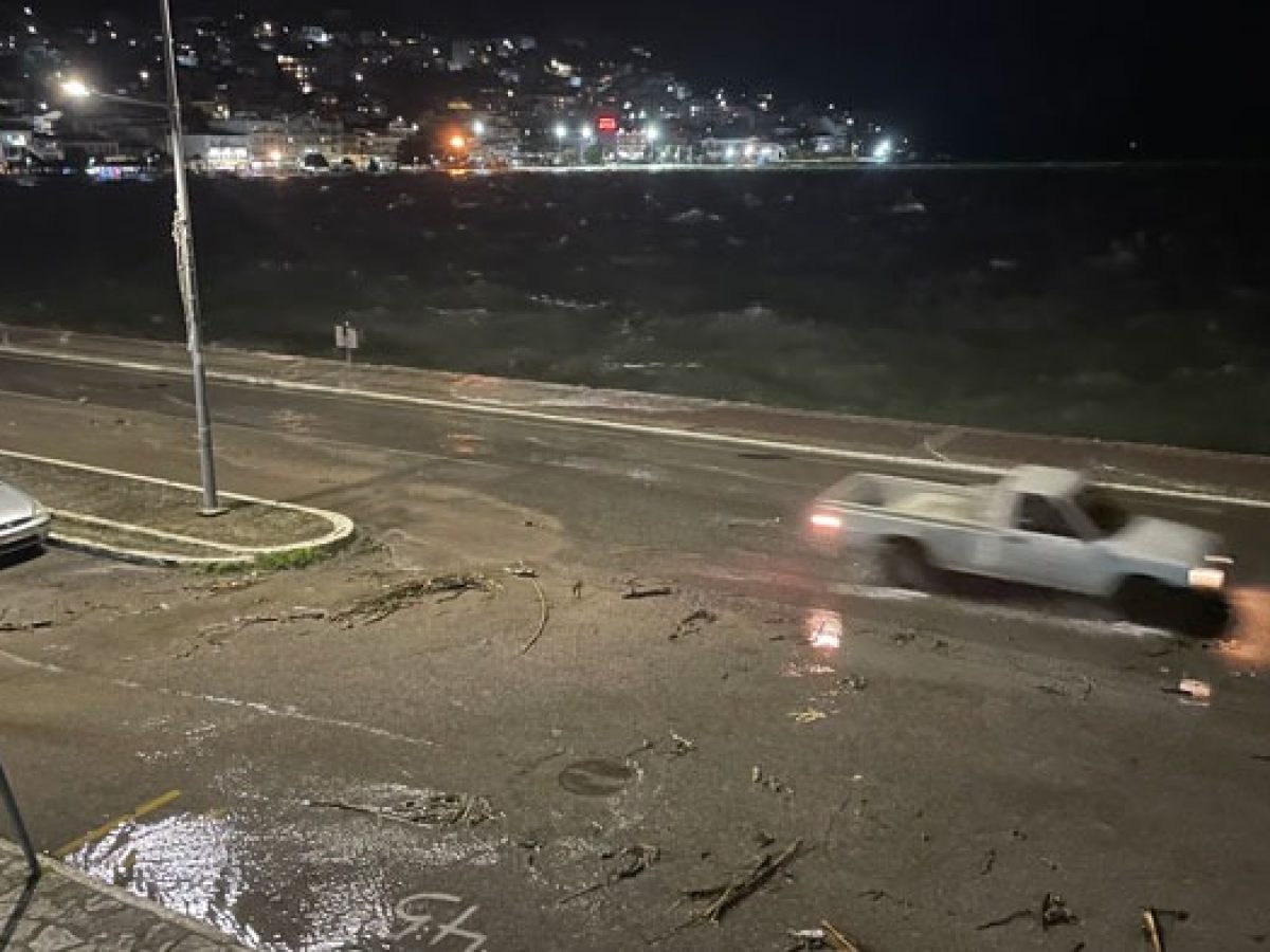 Πλημμύρισε η παραλιακή στην Αμφιλοχία – Η θάλασσα βγήκε στη στεριά (video)