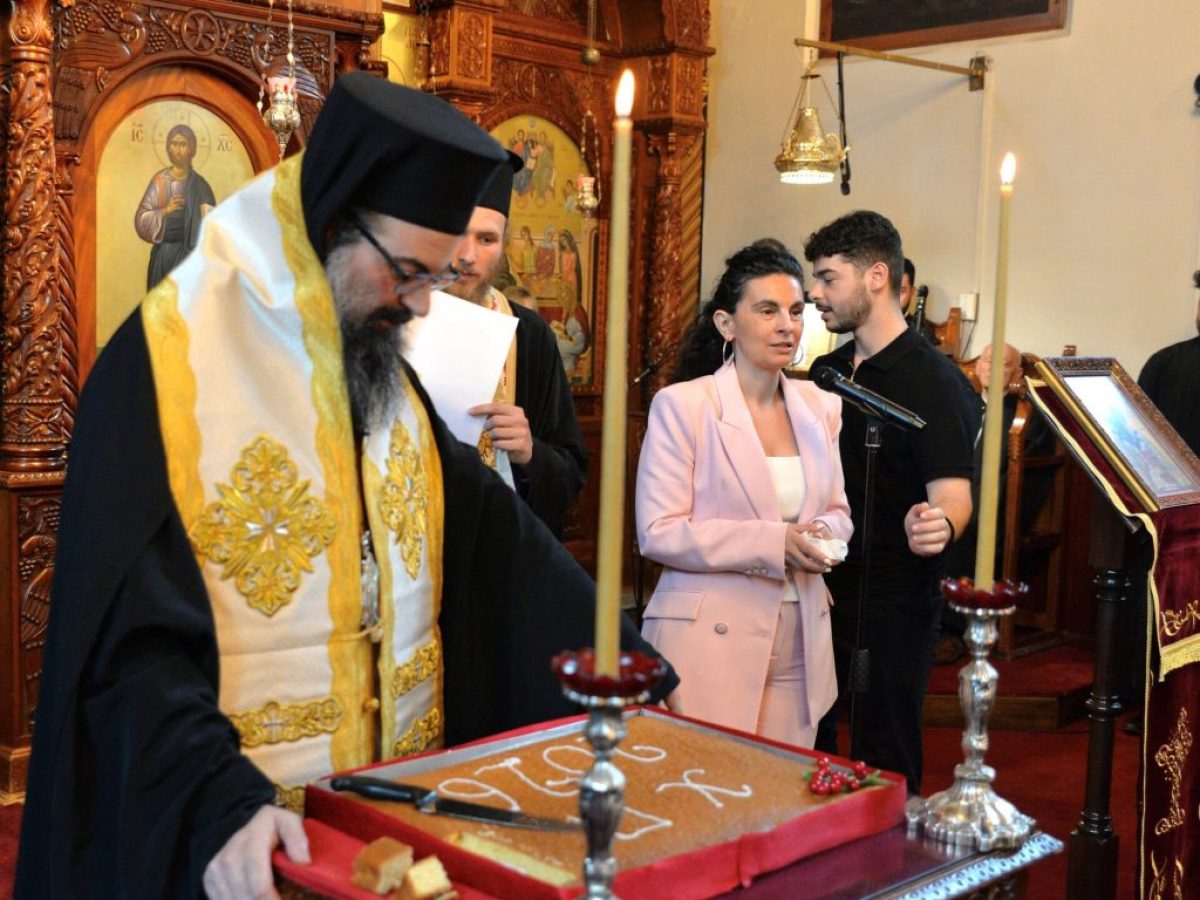 Πλήθος πιστών στην κοπή της   Αγιοβασιλόπιτας στην Ιερά Επισκοπή Χώρας
