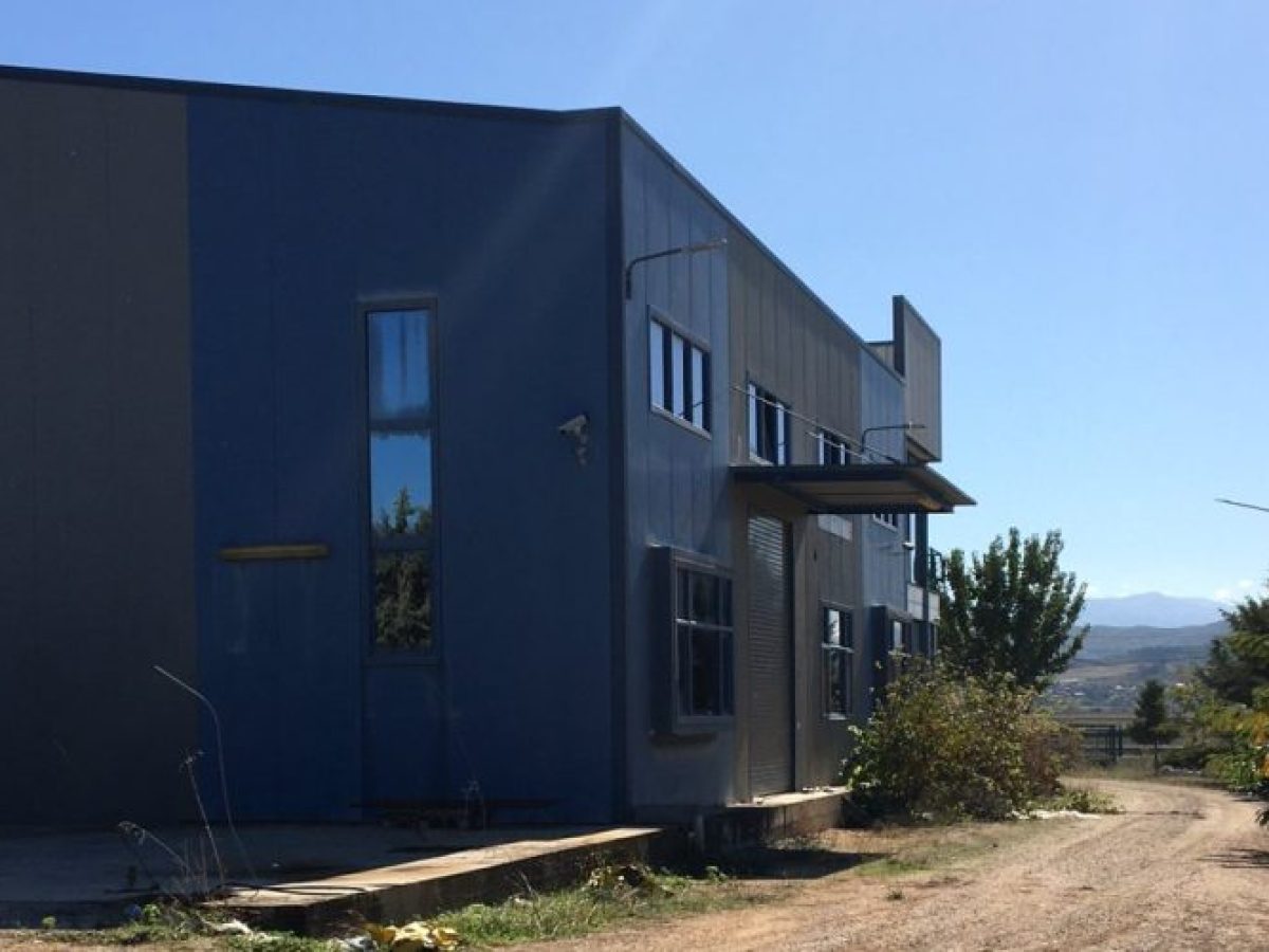 Πωλείται επαγγελματικό ακίνητο στην ΠΕΟ Λαμίας–Λάρισας (Μεταλλεία Δομοκού)