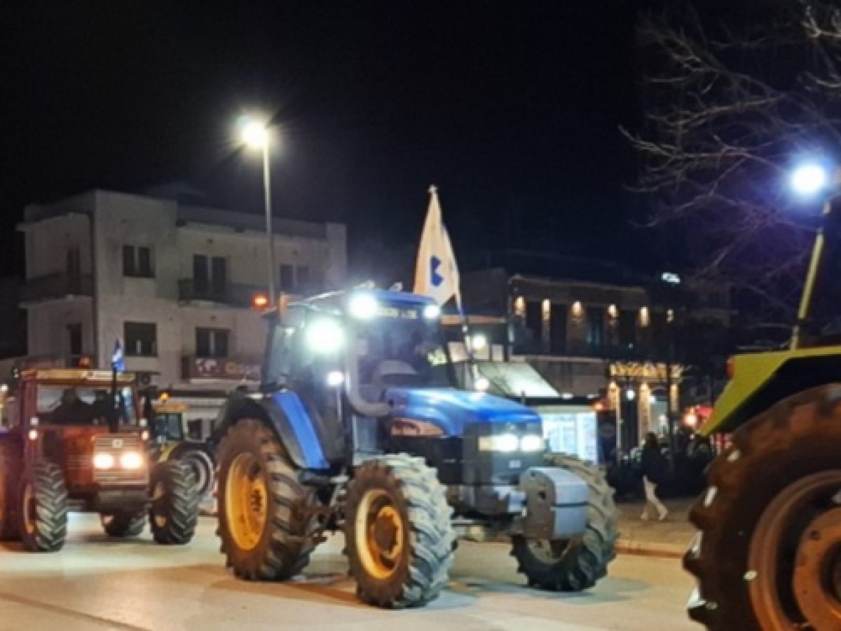 Πορεία με τρακτέρ στο κέντρο των Τρικάλων
