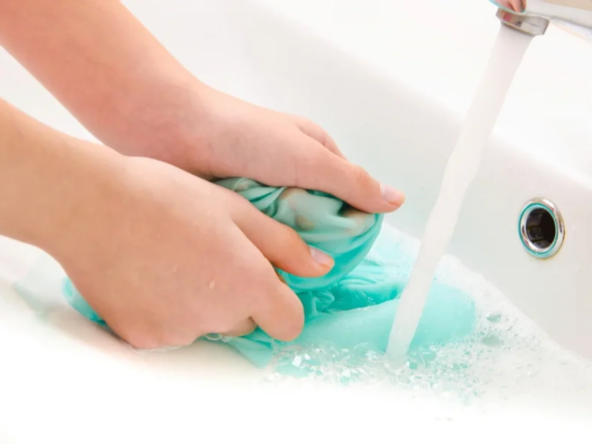 Πώς να Αφαιρέσετε Εύκολα Λεκέδες από Λάδι – Απλές και Αποτελεσματικές Μέθοδοι για Κάθε Επιφάνεια