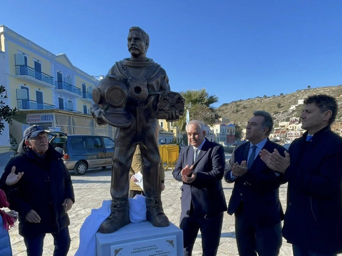 Πραγματοποιήθηκαν τα αποκαλυπτήρια του αγάλματος του Συμιακού δύτη και καπετάνιου Δημητρίου Κοντού