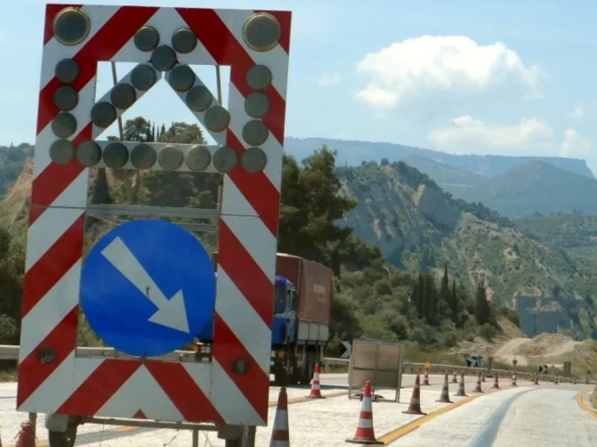 Πρωινή Ενημέρωση:Εργασίες στην Εθνική Οδό Θεσσαλονίκης-Νέων Μουδανιών: Τοποθέτηση μεταλλικών στηθαίων στη Χ.Θ. 9+700
