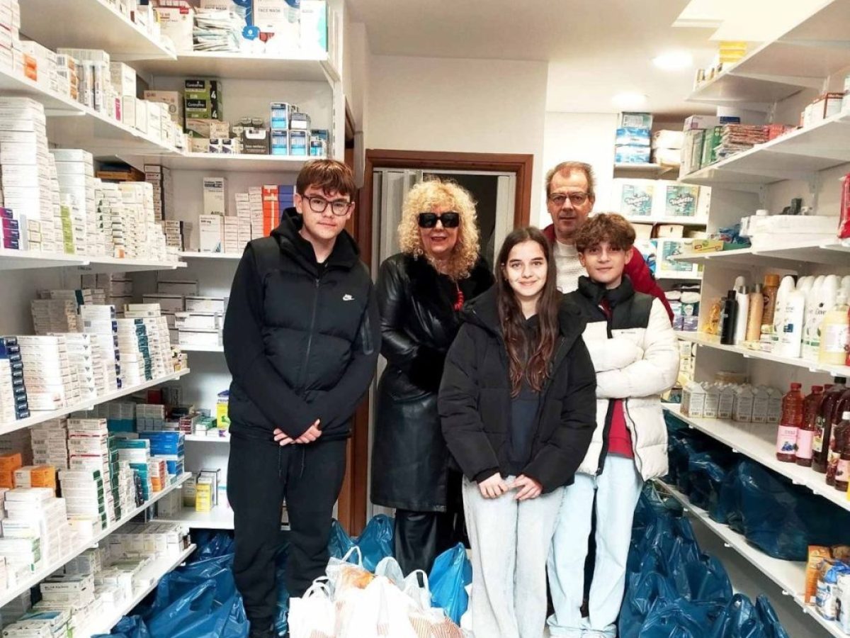 Προσφορά αγάπης στο κοινωνικό παντοπωλείο Καλαμπάκας από τα Eκπαιδευτήρια «Αθηνά»