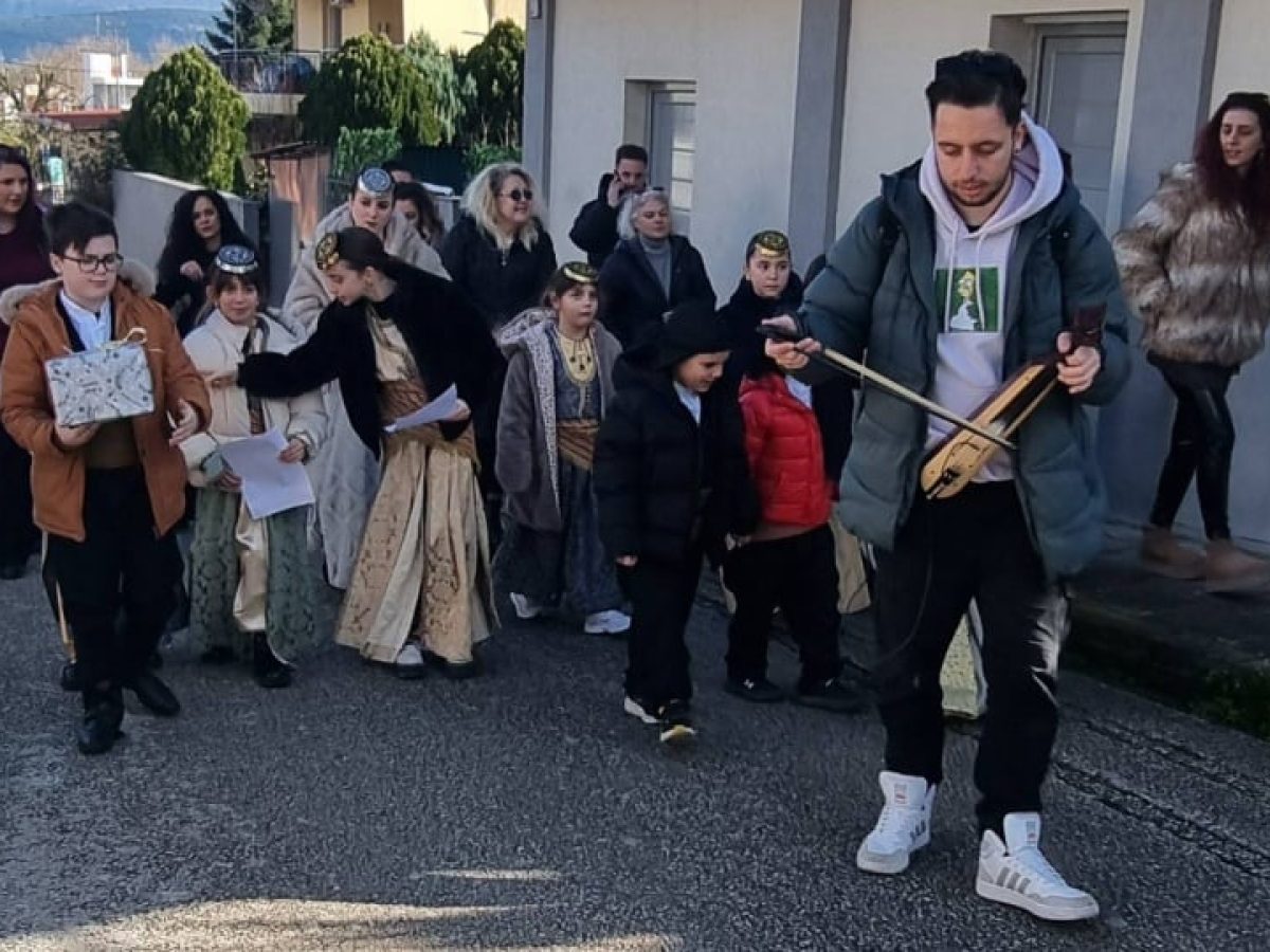 Πρωτοχρονιάτικα κάλαντα στις γειτονιές από τους Πόντιους και τους Μικρασιάτες της Ηπείρου