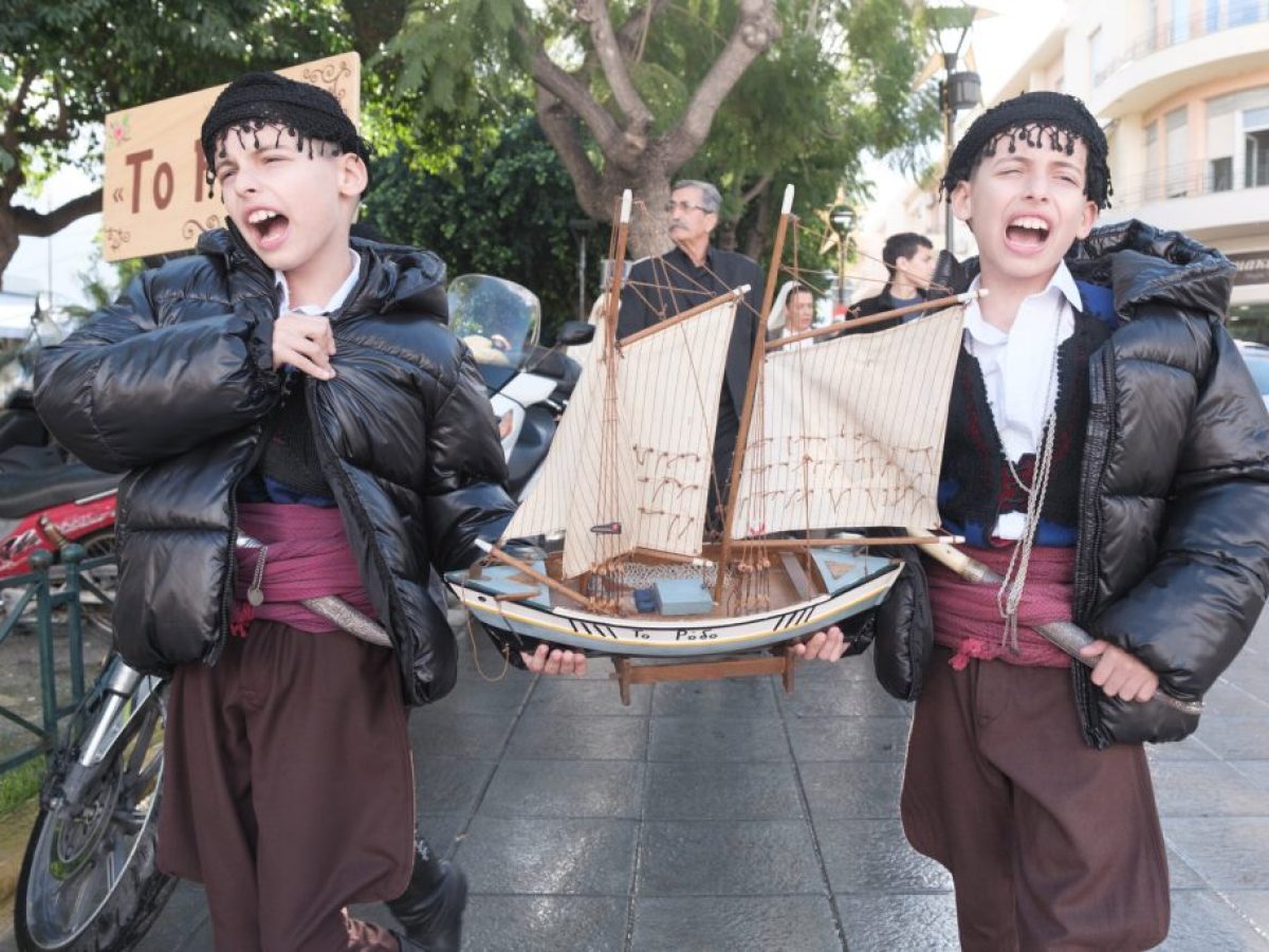 Πρωτοχρονιάτικα κάλαντα στους δρόμους των Χανίων από τον παραδοσιακό σύλλογο “Το Ρόδον”