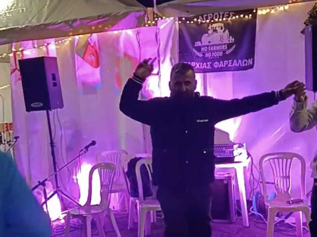 Πρωτοχρονιάτικο γλέντι στο μπλόκο της Νίκαιας (ΦΩΤΟ)