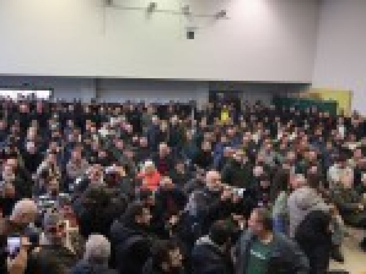 Πρωτοφανής συμμετοχή στην Πανελλαδική Σύσκεψη: Ενωμένοι οι αγροτοκτηνοτρόφοι κλιμακώνουν τον αγώνα σαν ένα μπλόκο σε όλη τη χώρα