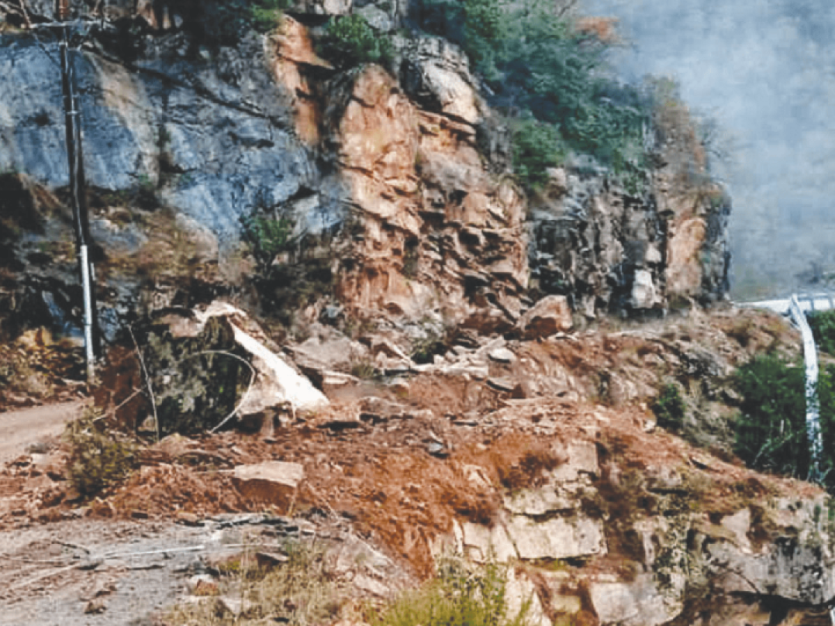 Πρόβλημα με κατολισθήσεις στο δρόμο για Πρασινάδα