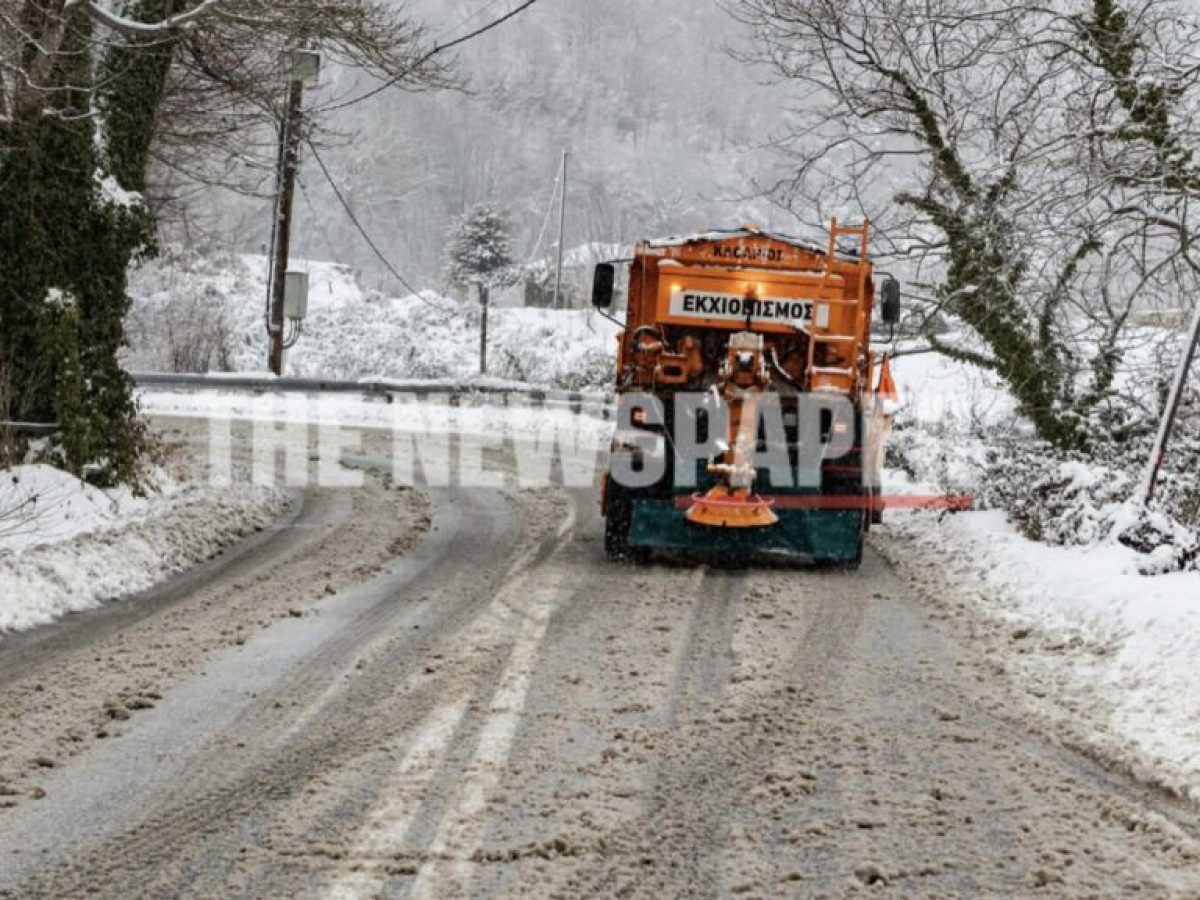 Πρόβλημα με τα χιόνια στη Θεσσαλία: Χάλασαν τα φρένα του και συγκρούστηκε σε βράχο!