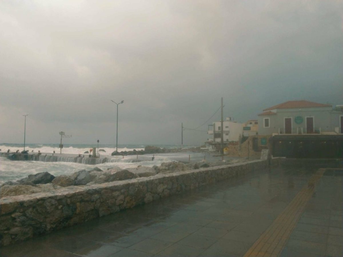 Προβλήματα από την κακοκαιρία στα Χανιά – Η θάλασσα “έβγαλε” πέτρες στον παραλιακό της Παλαιόχωρας