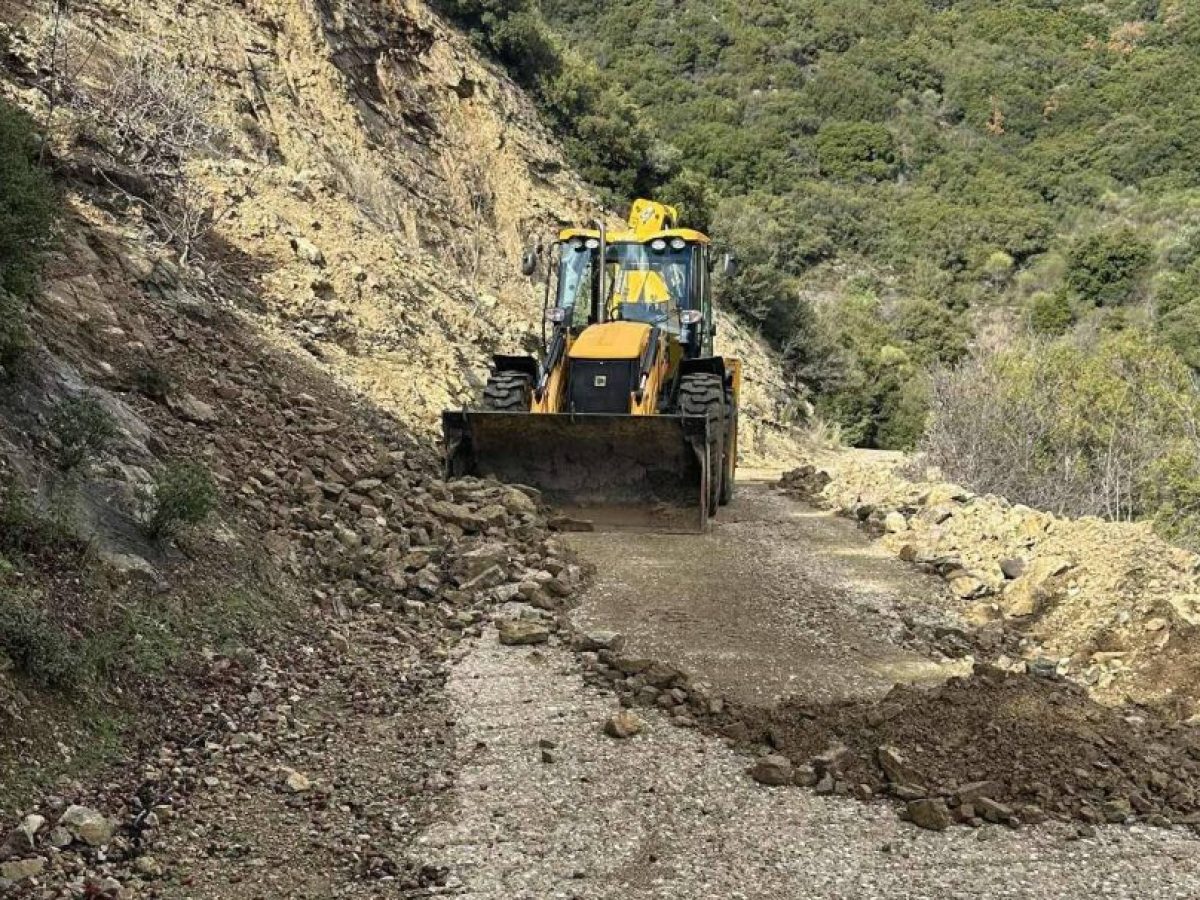 Προβλήματα σε  Κυρά Βγένα και Σίδηρα απο κατολισθήσεις και πεσμένα δέντρα