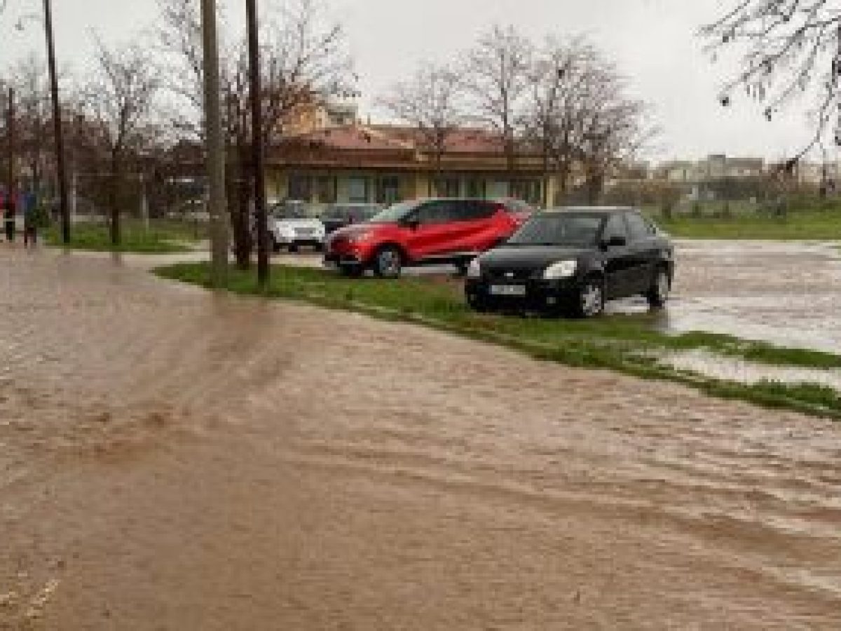 Προβλήματα στον Έβρο λόγω κακοκαιρίας: Ζημιές σε δρόμους, κλειστά σχολεία, διακοπές νερού