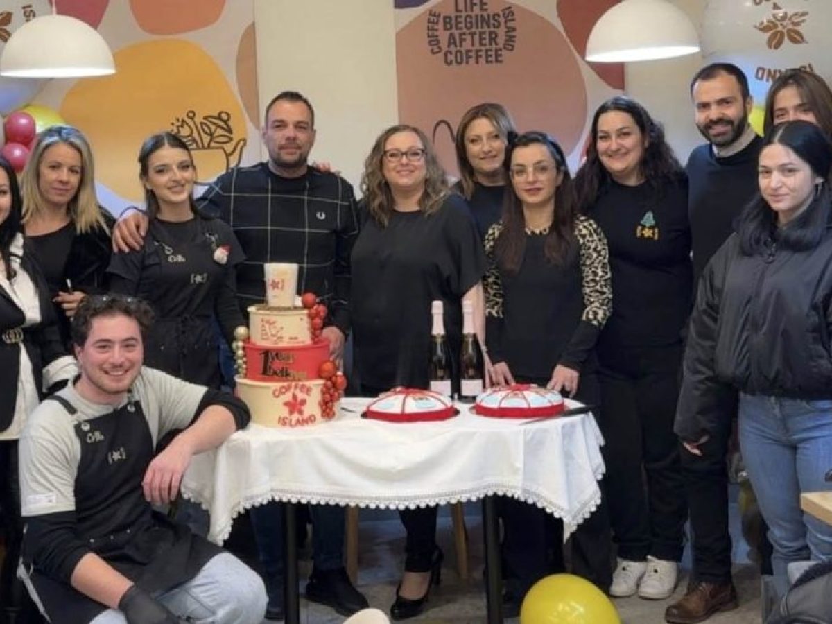 Πτολεμαΐδα: Εντυπωσιακά γενέθλια με πυροτεχνήματα και πολυόροφη τούρτα για το 2ο Coffee Island (Φωτογραφίες)