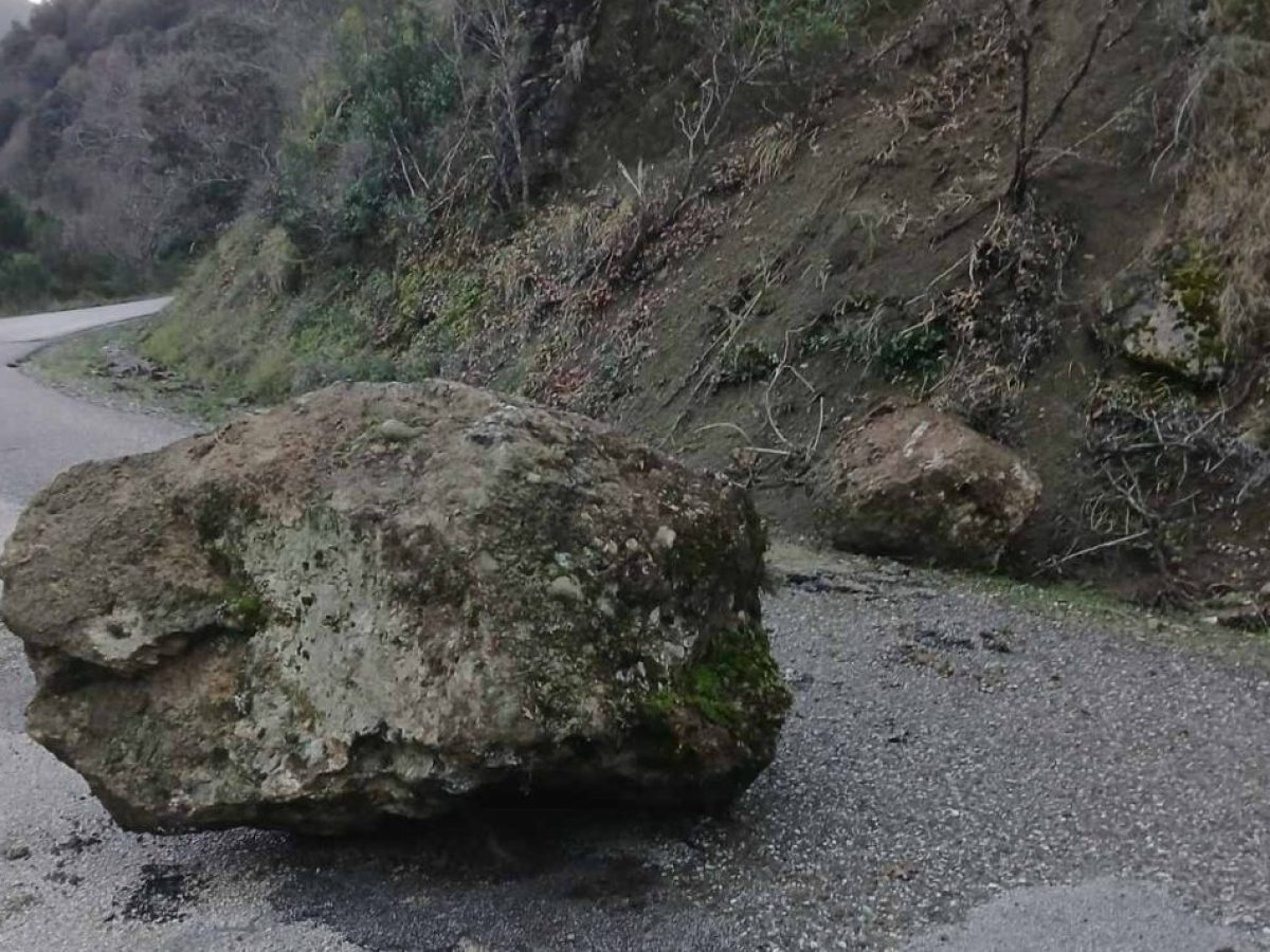 Πτώση βράχου στην Κυπάρισσο Αγρινίου