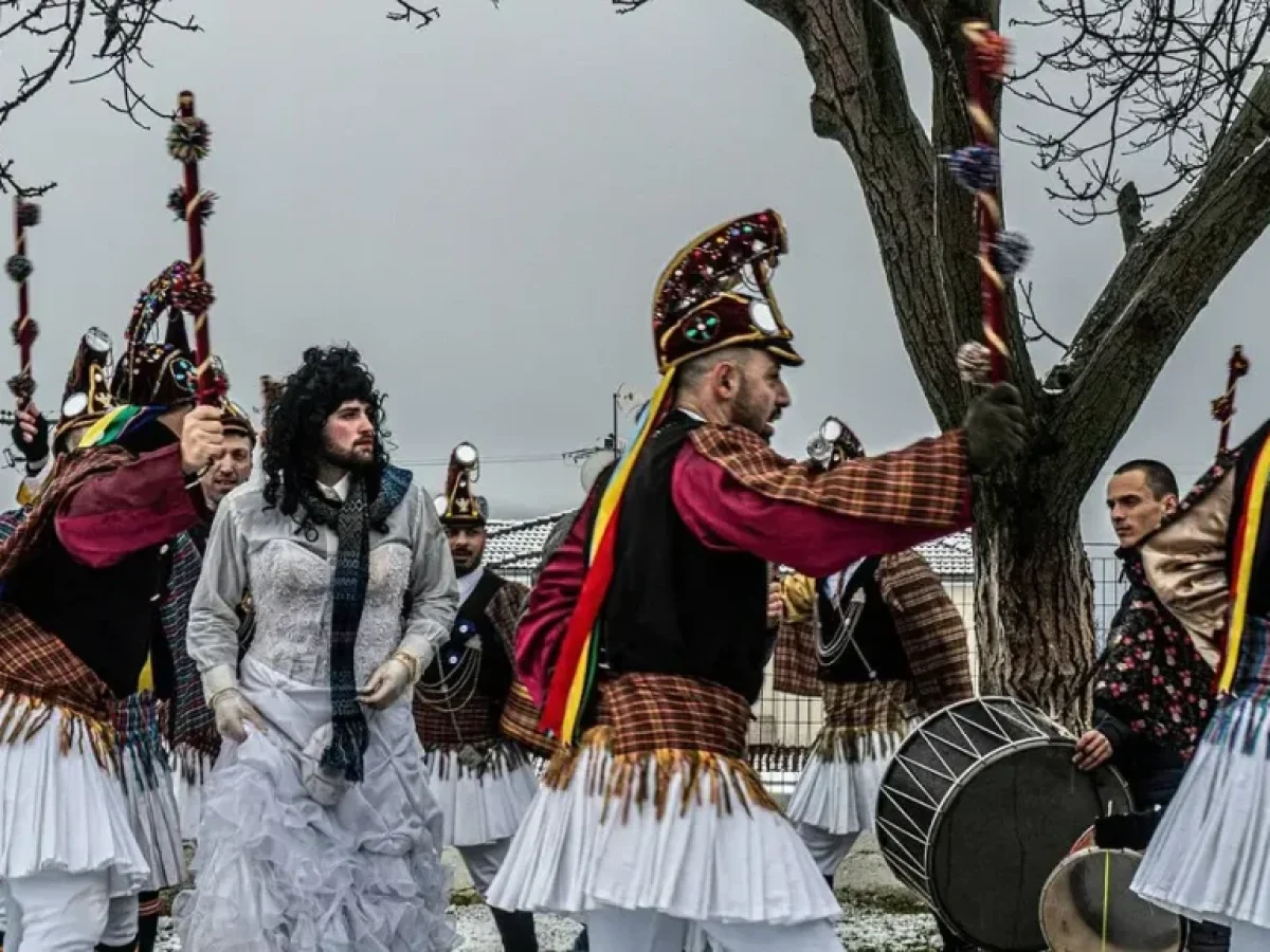 Ραγκουτσάρια και Μπουμπουσιάρια: Τα καρναβάλια του Δωδεκαημέρου στη Δυτική Μακεδονία