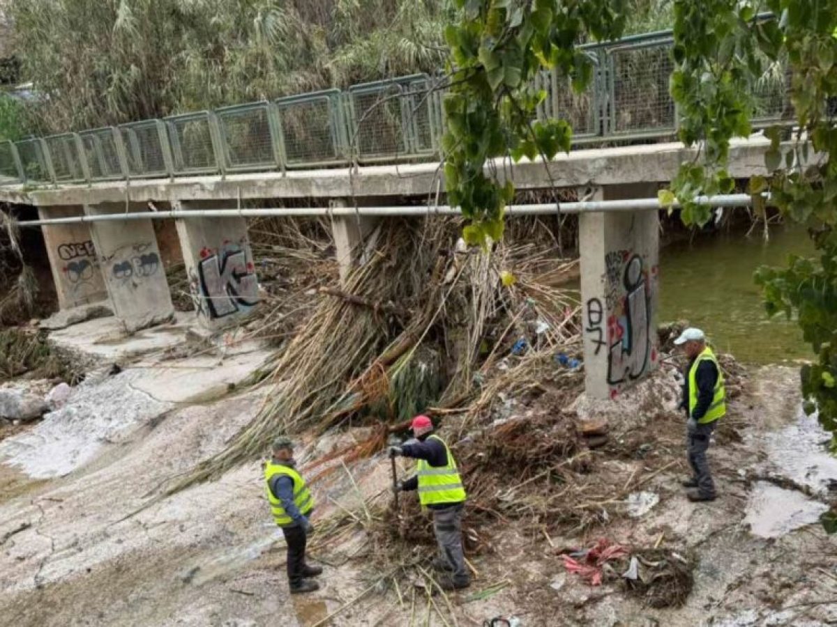Ρέμα Πικροδάφνης: Εκτεταμένος καθαρισμός από τα φερτά υλικά που «κατέβασε» η πρόσφατη σφοδρή καταιγίδα
