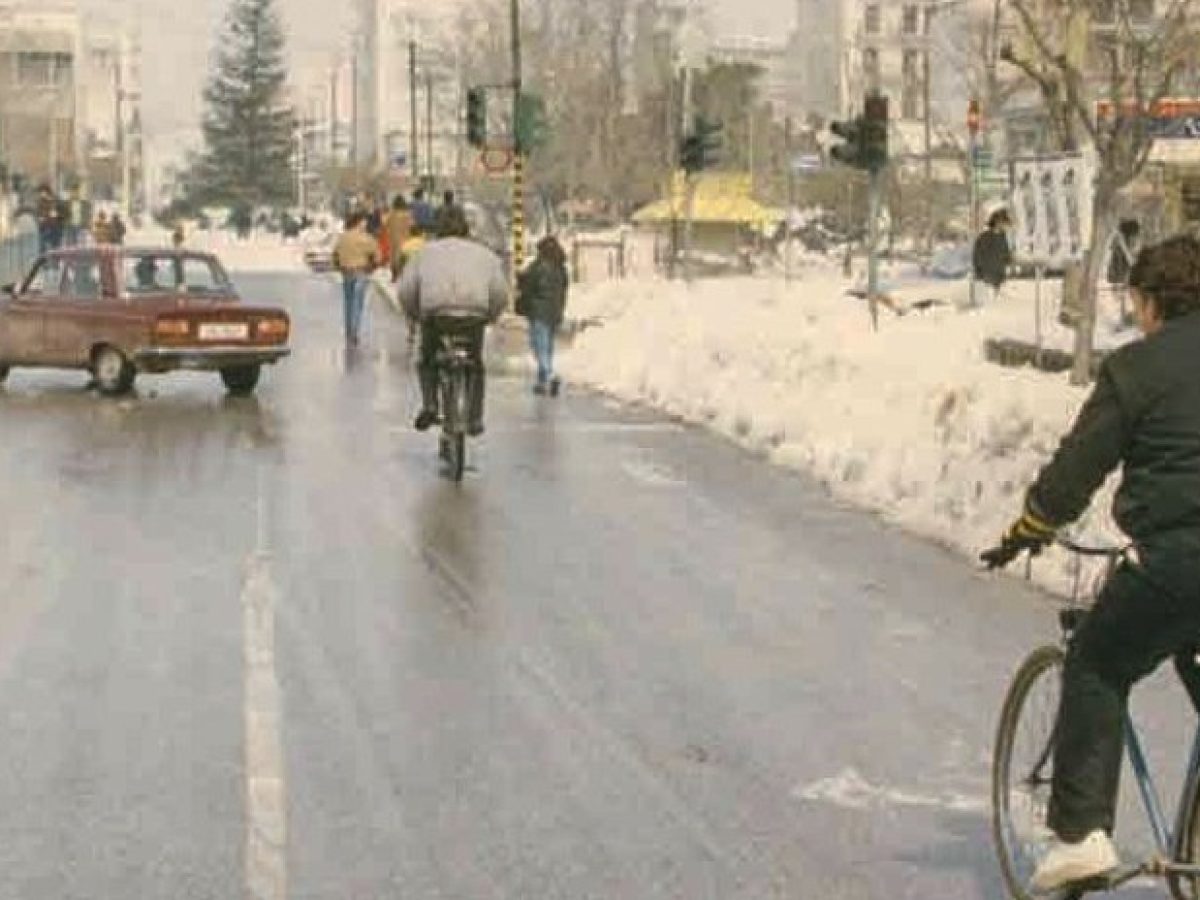&Rho;&epsilon;&tau;&rho;ό: &Eta; &omicron;&delta;ό&sigmaf; &Alpha;&sigma;&kappa;&lambda;&eta;&pi;&iota;&omicron;ύ &tau;&omega;&nu; &Tau;&rho;&iota;&kappa;ά&lambda;&omega;&nu; &lambda;ί&gamma;&omicron; &pi;&rho;&iota;&nu; &tau;&eta; &kappa;&epsilon;&nu;&tau;&rho;&iota;&kappa;ή &gamma;έ&phi;&upsilon;&rho;&alpha; &mu;&epsilon;&tau;ά &tau;&omicron;&nu; &mu;&epsilon;&gamma;ά&lambda;&omicron; &chi;&iota;&omicron;&nu;&iota;ά &tau;&omicron;&upsilon; 1987
