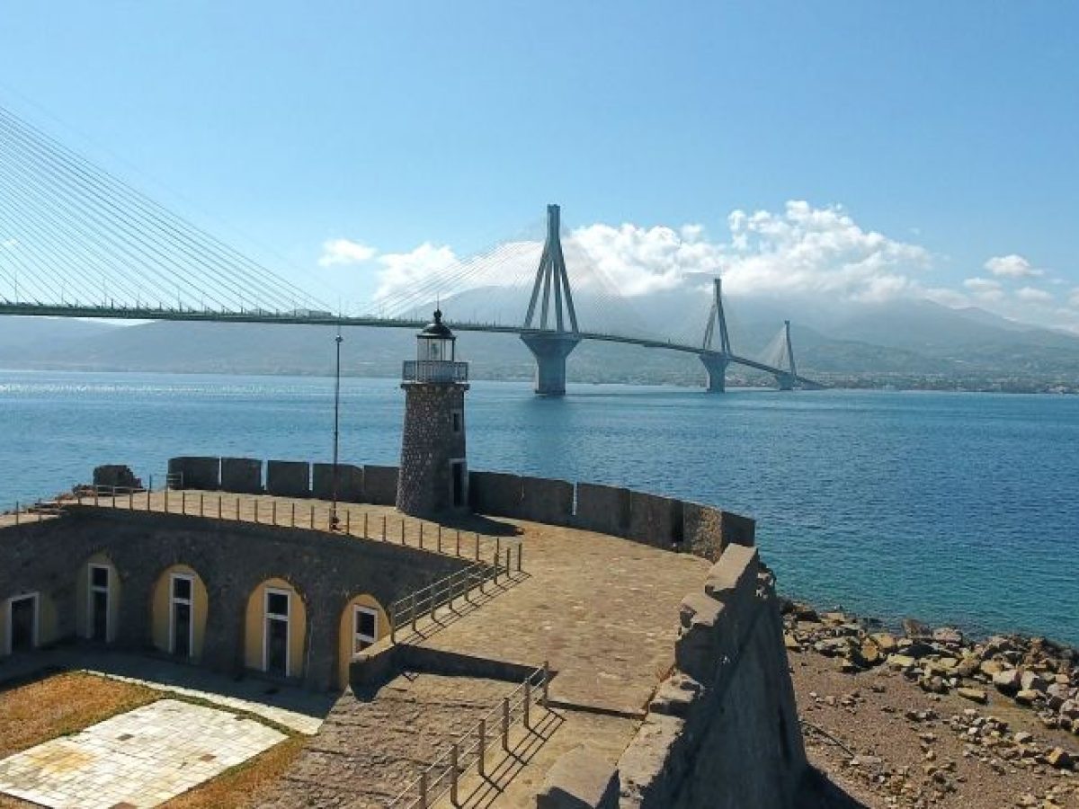 Ρίο – Αντίρριο: Η διαφορά στο κόστος διέλευσης το 2026 μεταξύ γέφυρας και πλοίου