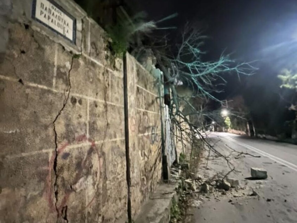 Ρόδος: Έκτακτη διακοπή κυκλοφορίας σε τμήμα της οδού Παπαλουκά λόγω πτώσης δέντρου και καταστροφής τοιχίου