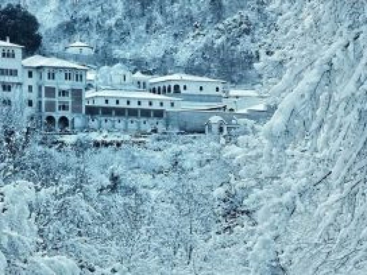 Σαν εικόνα από παραμύθι η χιονισμένη Ιερά Μονή Εικοσιφοίνισσας