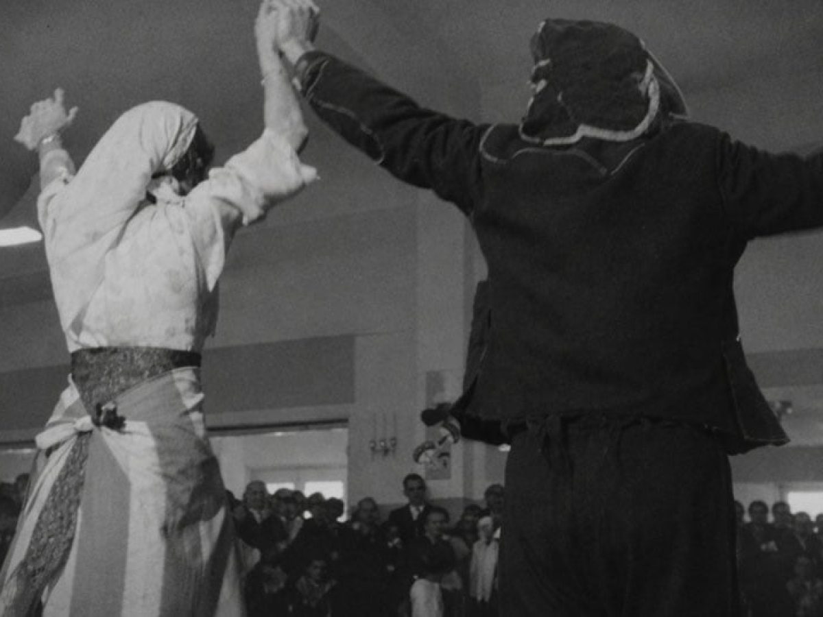 Σαν σήμερα, το 1975: Σπάνιο βίντεο με Μωμόγερους και ποντιακούς χορούς, από το αρχείο της ΕΡΤ