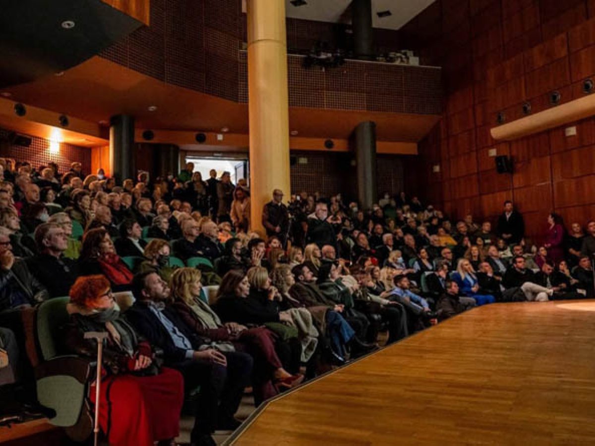 Σαρωνικός: Ασφυκτικά γεμάτο το αμφιθέατρο του Δημαρχείου στην εκδήλωση απολογισμού της Δημοτικής Αρχής