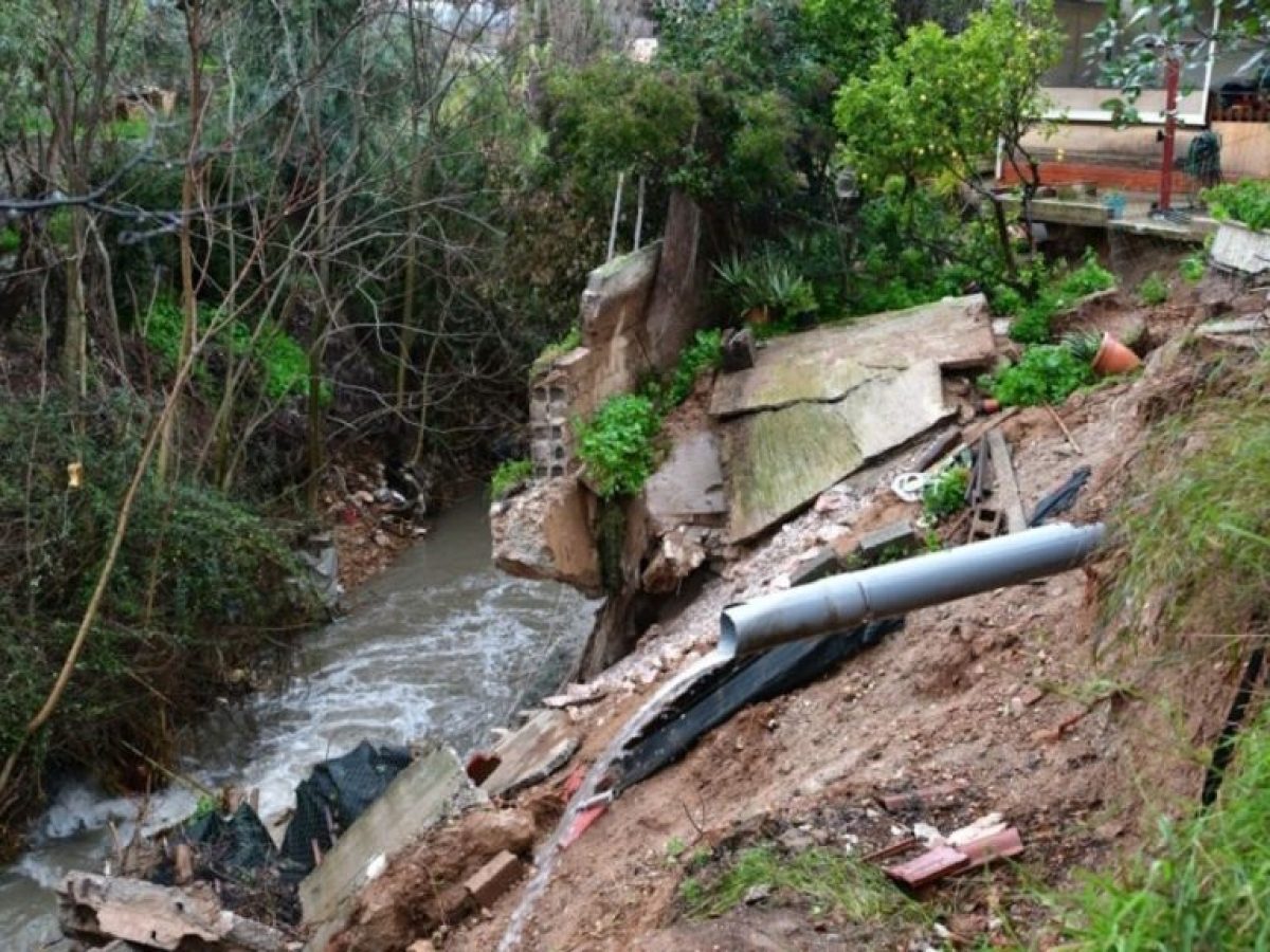 Σε αυξημένη επιφυλακή ο Άγιος Δημήτριος λόγω κακοκαιρίας. Σπίτια εκκενώθηκαν κοντά στο ρέμα Πικροδάφνης