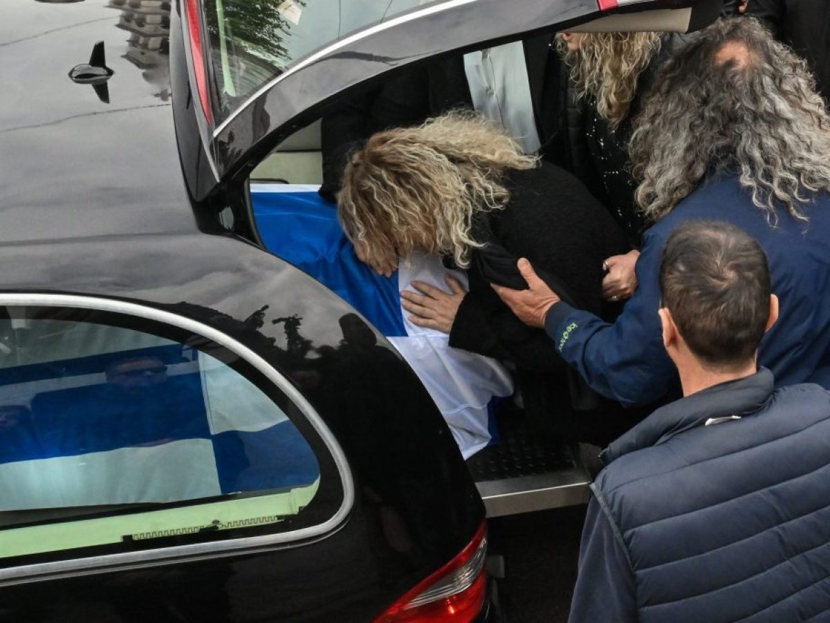 Σε κλίμα οδύνης η κηδεία του λιμενικού στο Άστρος – Η Βουλή «υιοθετεί» το παιδί του