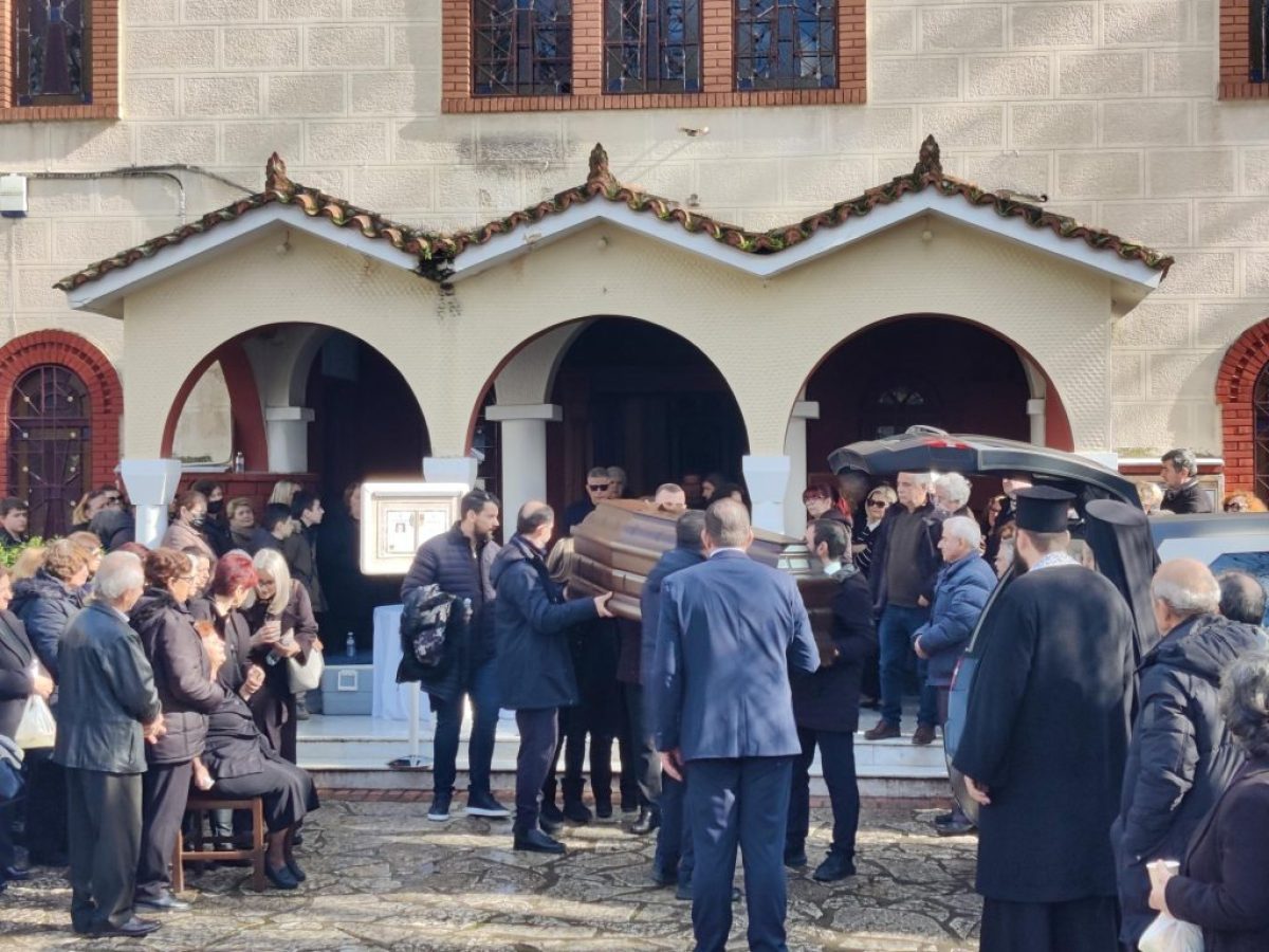 Σε κλίμα οδύνης το τελευταίο «αντίο» στην Ελένη Κατσαρού : Τους έλεγα ότι μύριζε και δεν με άκουγαν φώναζε η μητέρα της άτυχης Ελένης