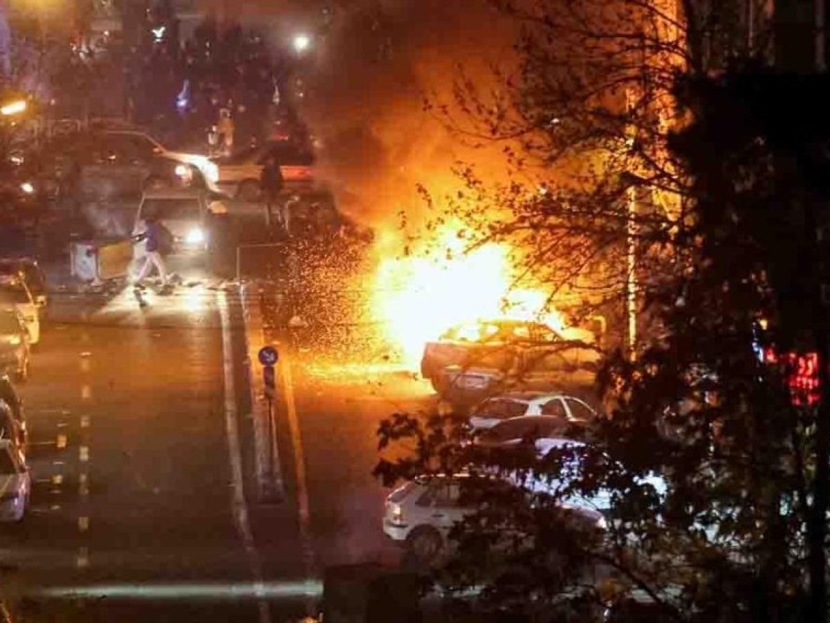 &Sigma;&epsilon; &tau;&rho;&omicron;&chi;&iota;ά &epsilon;&pi;&iota;&kappa;ί&nu;&delta;&upsilon;&nu;&eta;&sigmaf; &kappa;&lambda;&iota;&mu;ά&kappa;&omega;&sigma;&eta;&sigmaf; &Eta;&Pi;&Alpha;&ndash;&Iota;&rho;ά&nu;: &Pi;&rho;&omicron;&lambda;&eta;&pi;&tau;&iota;&kappa;έ&sigmaf; &alpha;&pi;&omicron;&chi;&omega;&rho;ή&sigma;&epsilon;&iota;&sigmaf; &alpha;&pi;ό &tau;&eta;&nu; Al Udeid, &alpha;&pi;&epsilon;&iota;&lambda;έ&sigmaf; &kappa;&alpha;&tau;ά &Tau;&rho;&alpha;&mu;&pi; &kappa;&alpha;&iota; &laquo;&pi;ά&gamma;&omega;&mu;&alpha;&raquo; &tau;&eta;&sigmaf; &delta;&iota;&pi;&lambda;&omega;&mu;&alpha;&tau;ί&alpha;&sigmaf;