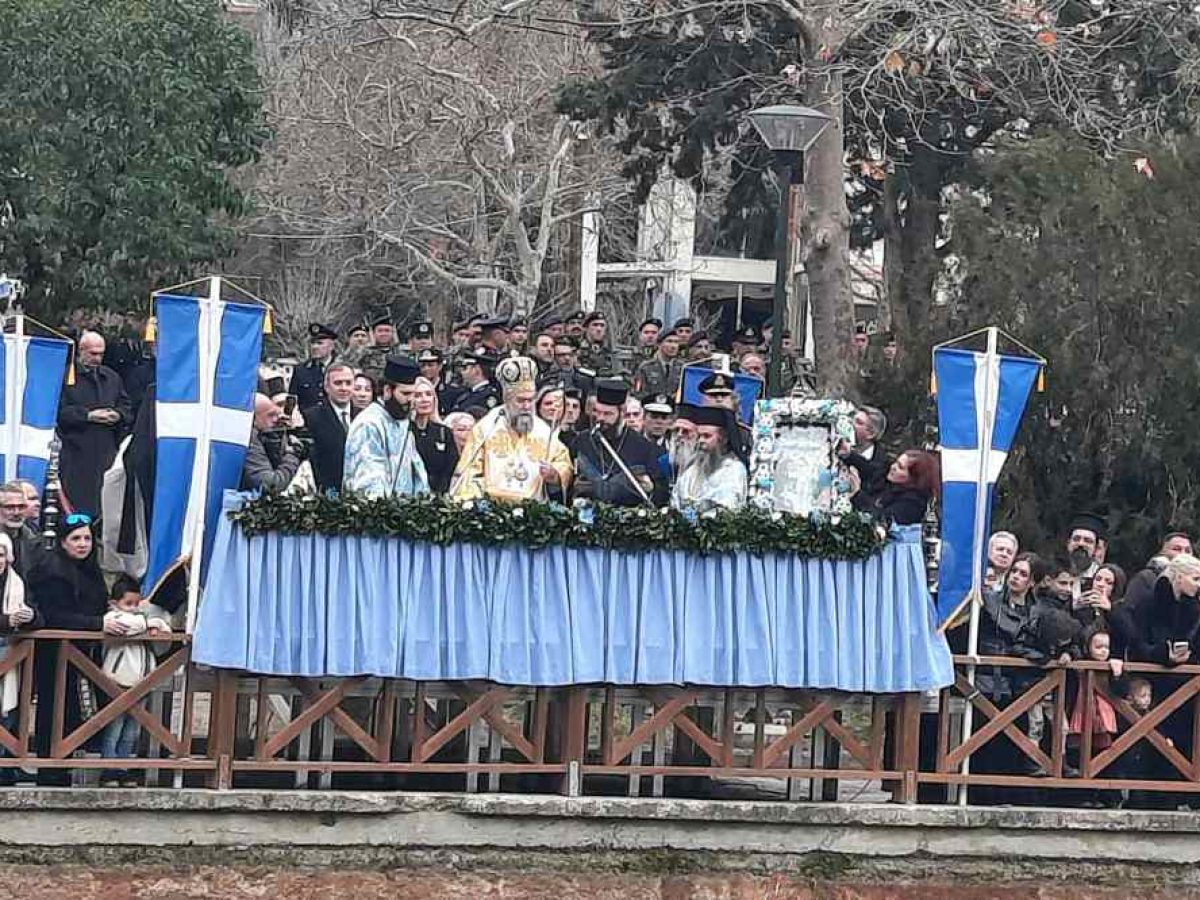 &Sigma;έ&rho;&rho;&epsilon;&sigmaf;: &Mu;&epsilon; &lambda;&alpha;&mu;&pi;&rho;ό&tau;&eta;&tau;&alpha; &omicron; &Alpha;&gamma;&iota;&alpha;&sigma;&mu;ό&sigmaf; &tau;&omega;&nu; &upsilon;&delta;ά&tau;&omega;&nu;